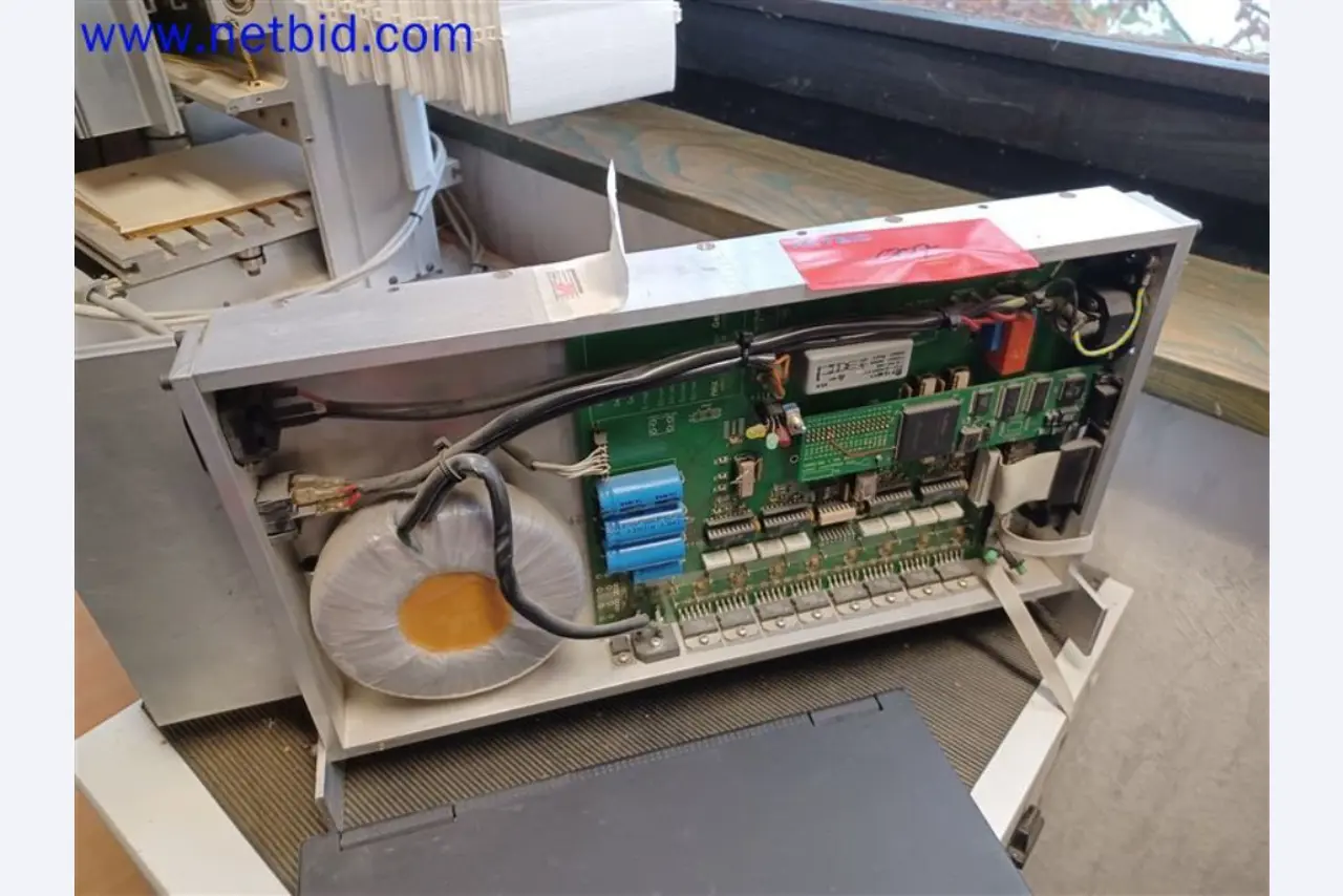 Stroje, systémy, kancelářské vybavení, příslušenství a IT části strojírenské společnosti pro "mikro" CNC stroje, výrobce řídicích prvků a vývojář softwaru.-4