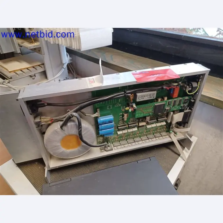 Stroje, systémy, kancelářské vybavení, příslušenství a IT části strojírenské společnosti pro "mikro" CNC stroje, výrobce řídicích prvků a vývojář softwaru.-4