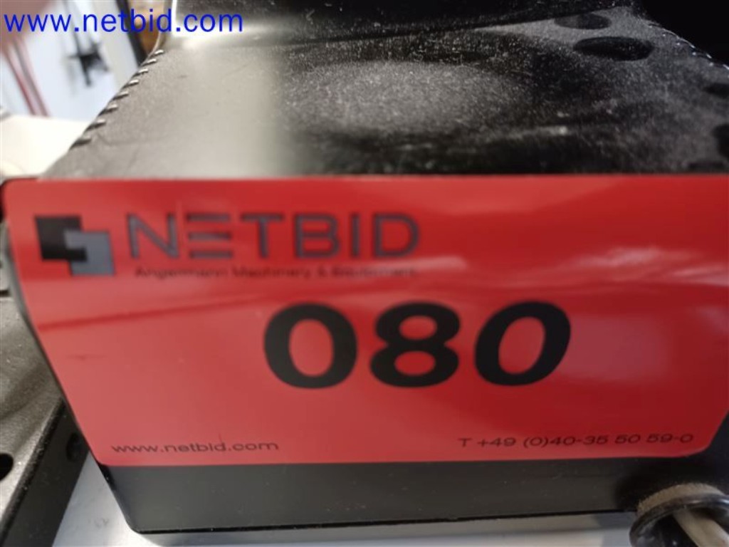 Stroje, systémy, kancelářské vybavení, příslušenství a IT části strojírenské společnosti pro "mikro" CNC stroje, výrobce řídicích prvků a vývojář softwaru.-2