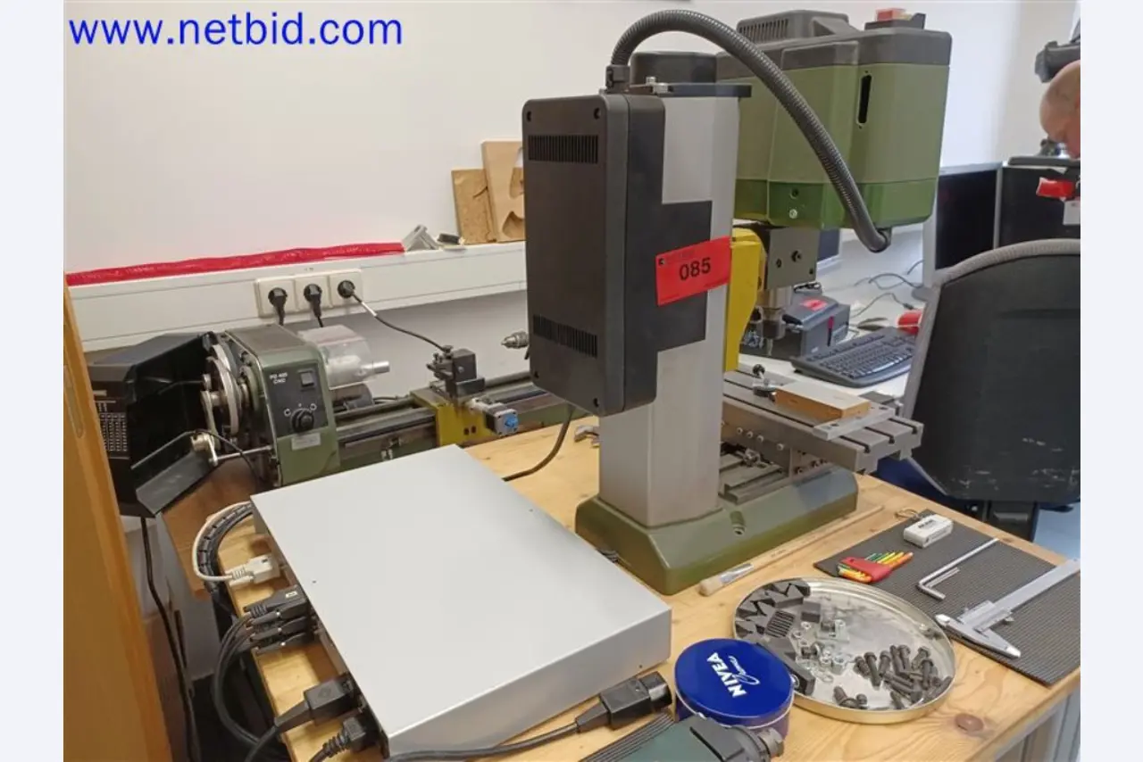 Maschinen, Anlagen, Büroeinrichtung, Zubehör und IT-Teile eines Maschinenbauers für „Kleinst“-CNC-Maschinen, Hersteller von Steuerelementen und Entwicklers von Software-4