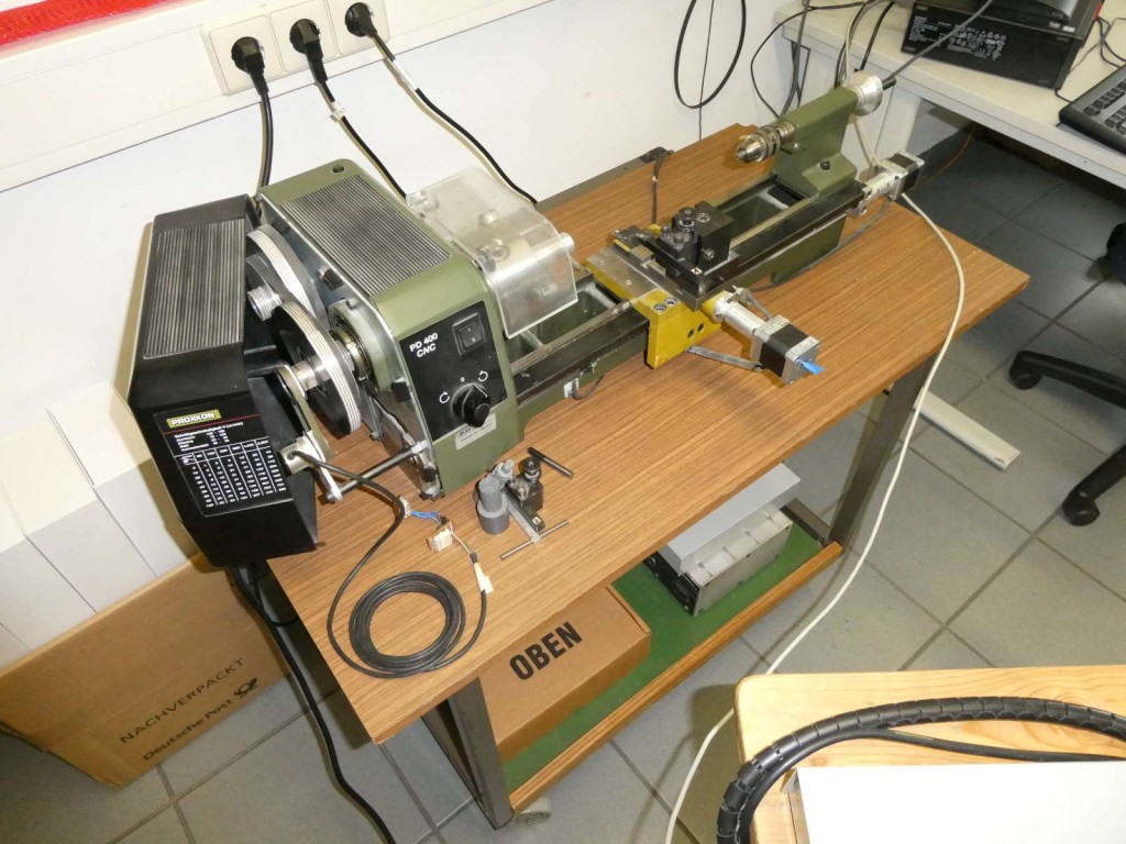 Stroje, systémy, kancelářské vybavení, příslušenství a IT části strojírenské společnosti pro "mikro" CNC stroje, výrobce řídicích prvků a vývojář softwaru.-2