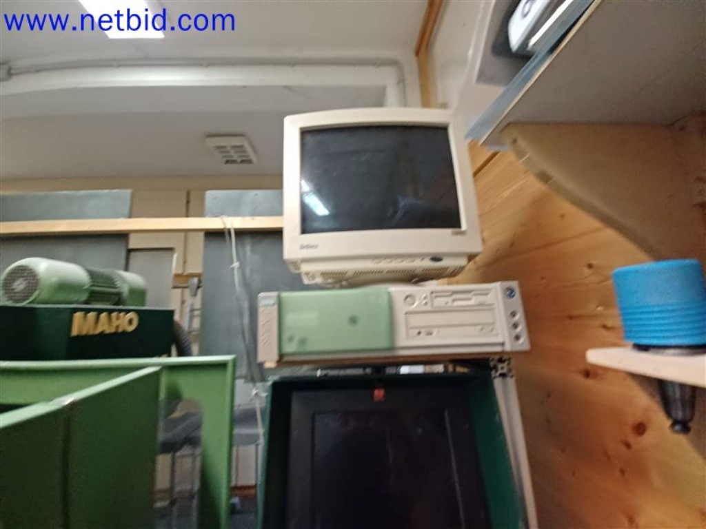 Stroje, systémy, kancelářské vybavení, příslušenství a IT části strojírenské společnosti pro "mikro" CNC stroje, výrobce řídicích prvků a vývojář softwaru.-4