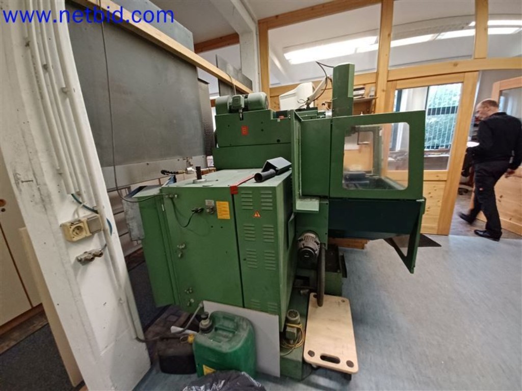 Stroje, systémy, kancelářské vybavení, příslušenství a IT části strojírenské společnosti pro "mikro" CNC stroje, výrobce řídicích prvků a vývojář softwaru.-5