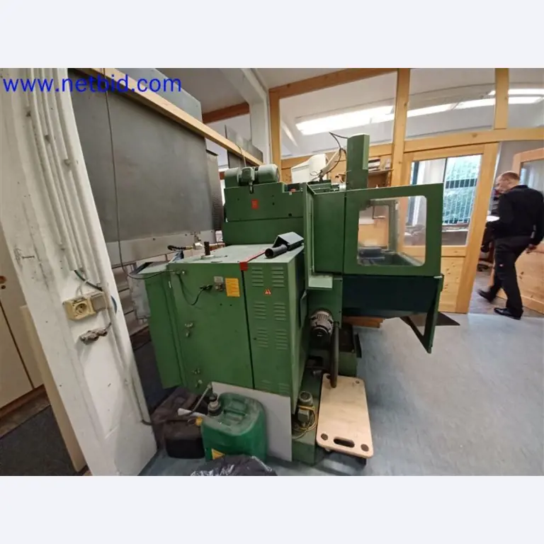 Stroje, systémy, kancelářské vybavení, příslušenství a IT části strojírenské společnosti pro "mikro" CNC stroje, výrobce řídicích prvků a vývojář softwaru.-5