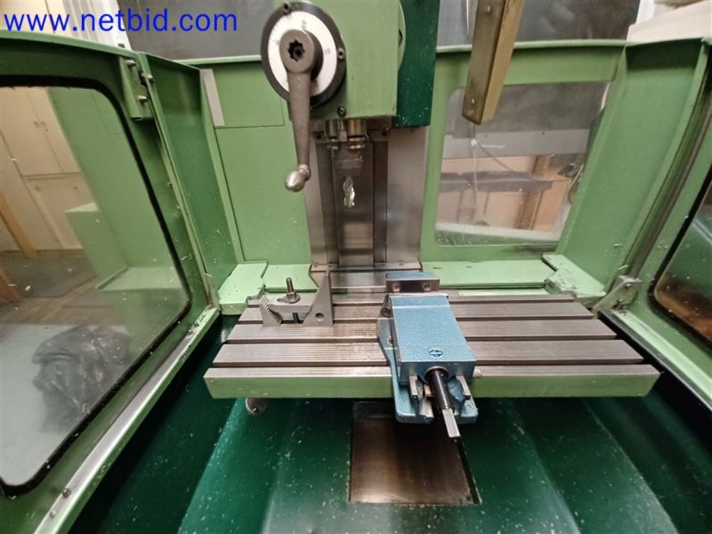 Stroje, systémy, kancelářské vybavení, příslušenství a IT části strojírenské společnosti pro "mikro" CNC stroje, výrobce řídicích prvků a vývojář softwaru.-7