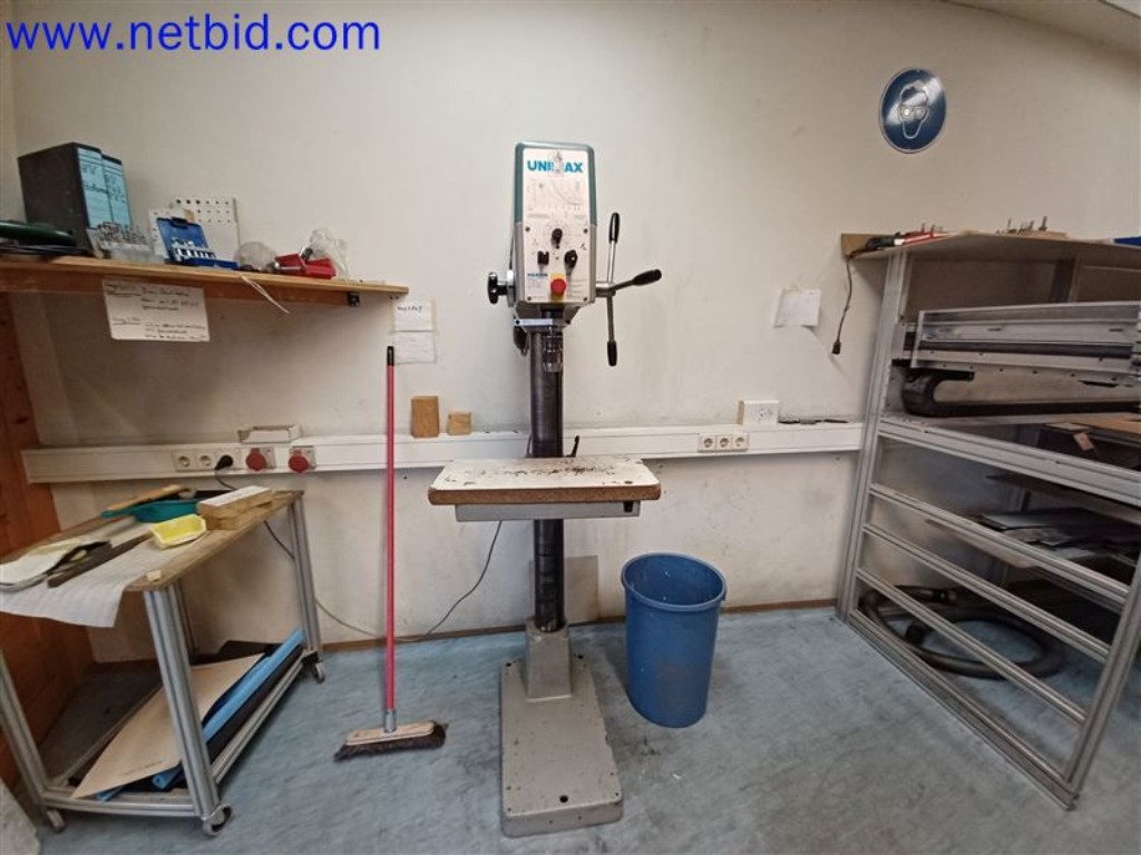 Stroje, systémy, kancelářské vybavení, příslušenství a IT části strojírenské společnosti pro "mikro" CNC stroje, výrobce řídicích prvků a vývojář softwaru.-1