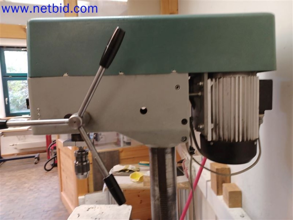 Stroje, systémy, kancelářské vybavení, příslušenství a IT části strojírenské společnosti pro "mikro" CNC stroje, výrobce řídicích prvků a vývojář softwaru.-4