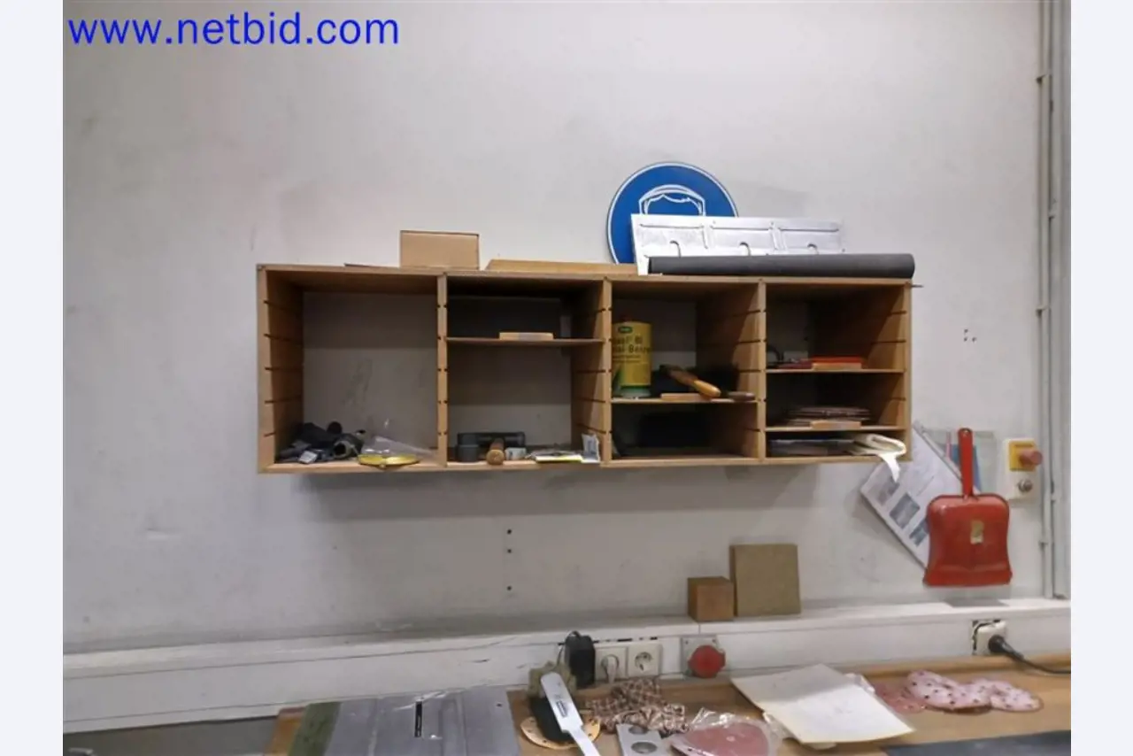 Stroje, systémy, kancelářské vybavení, příslušenství a IT části strojírenské společnosti pro "mikro" CNC stroje, výrobce řídicích prvků a vývojář softwaru.-1