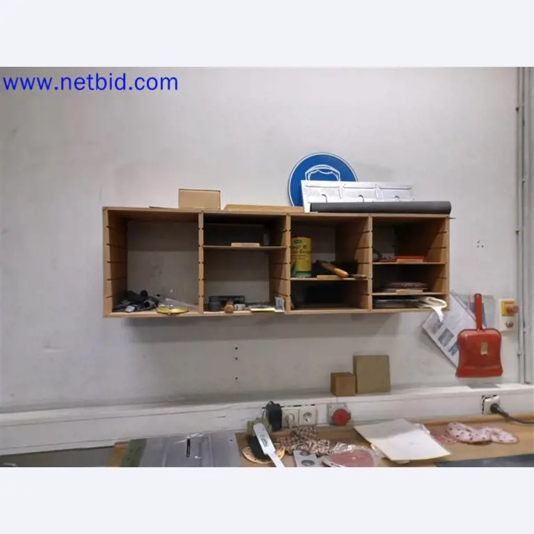 Stroje, systémy, kancelářské vybavení, příslušenství a IT části strojírenské společnosti pro "mikro" CNC stroje, výrobce řídicích prvků a vývojář softwaru.-1