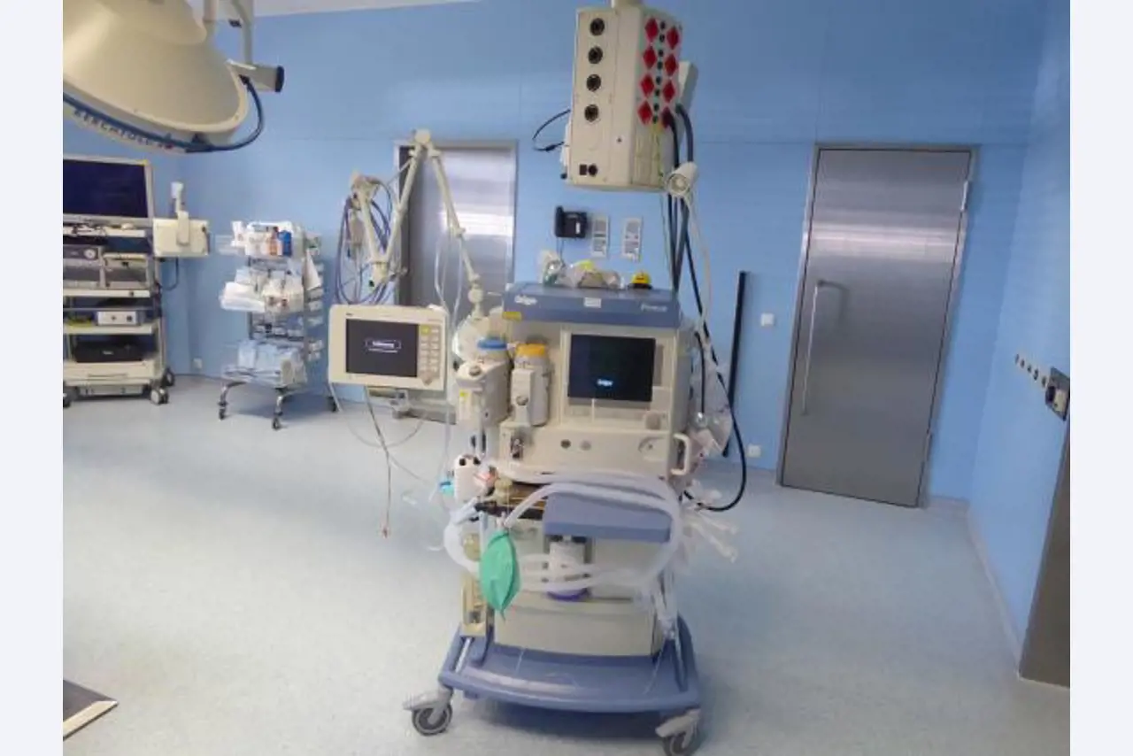 Medical technical equipment, operating theater equipment, sterile trays and hospital equipment and furniture-15