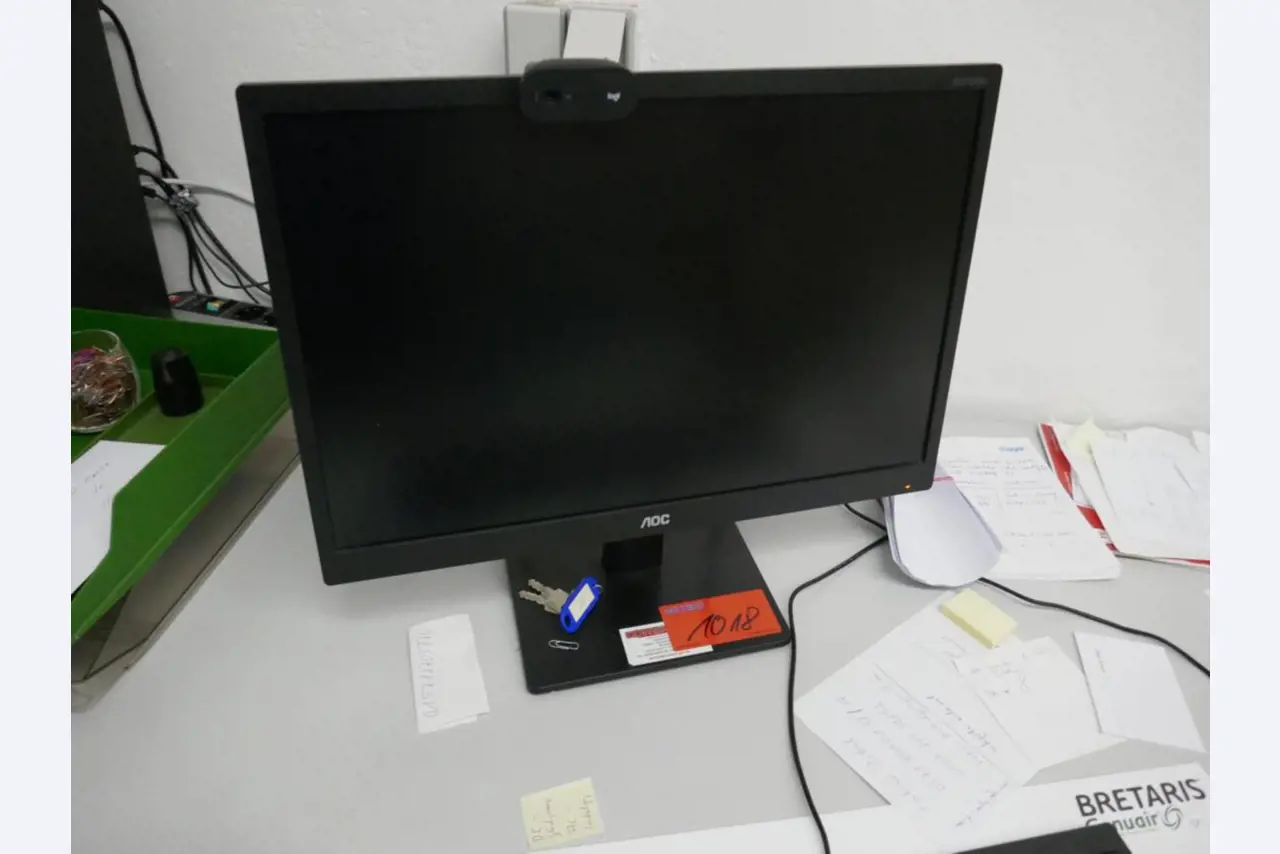 Medyczny sprzęt techniczny, wyposażenie sal operacyjnych, sterylne tace oraz sprzęt i meble szpitalne-1