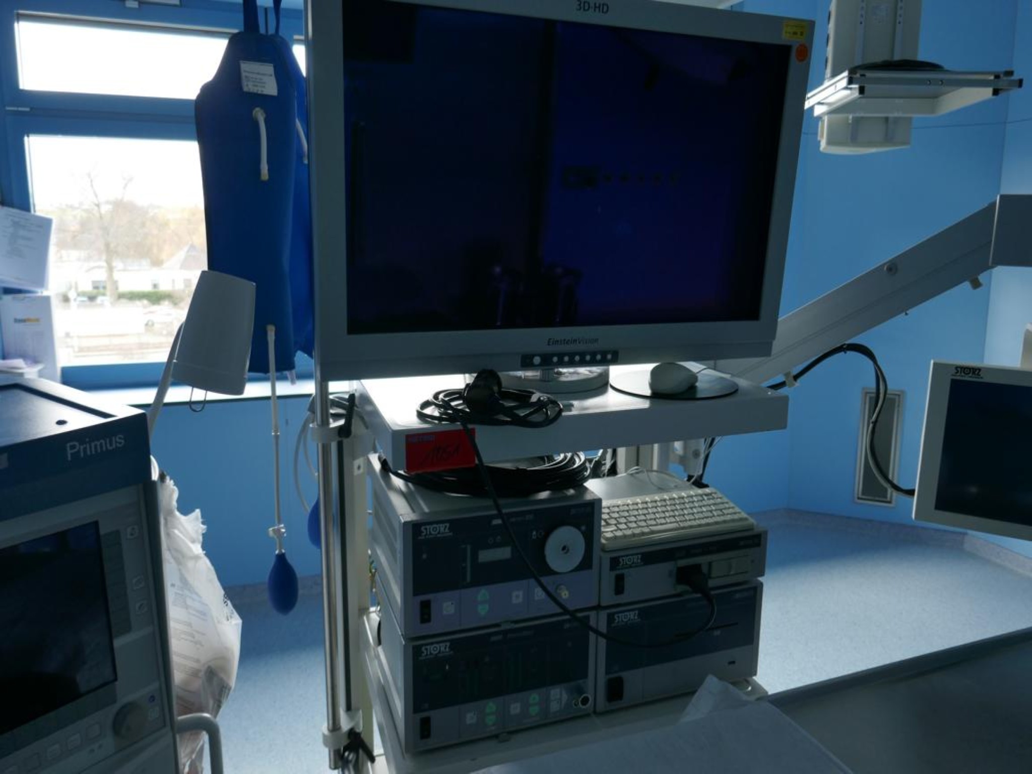 Medyczny sprzęt techniczny, wyposażenie sal operacyjnych, sterylne tace oraz sprzęt i meble szpitalne-1