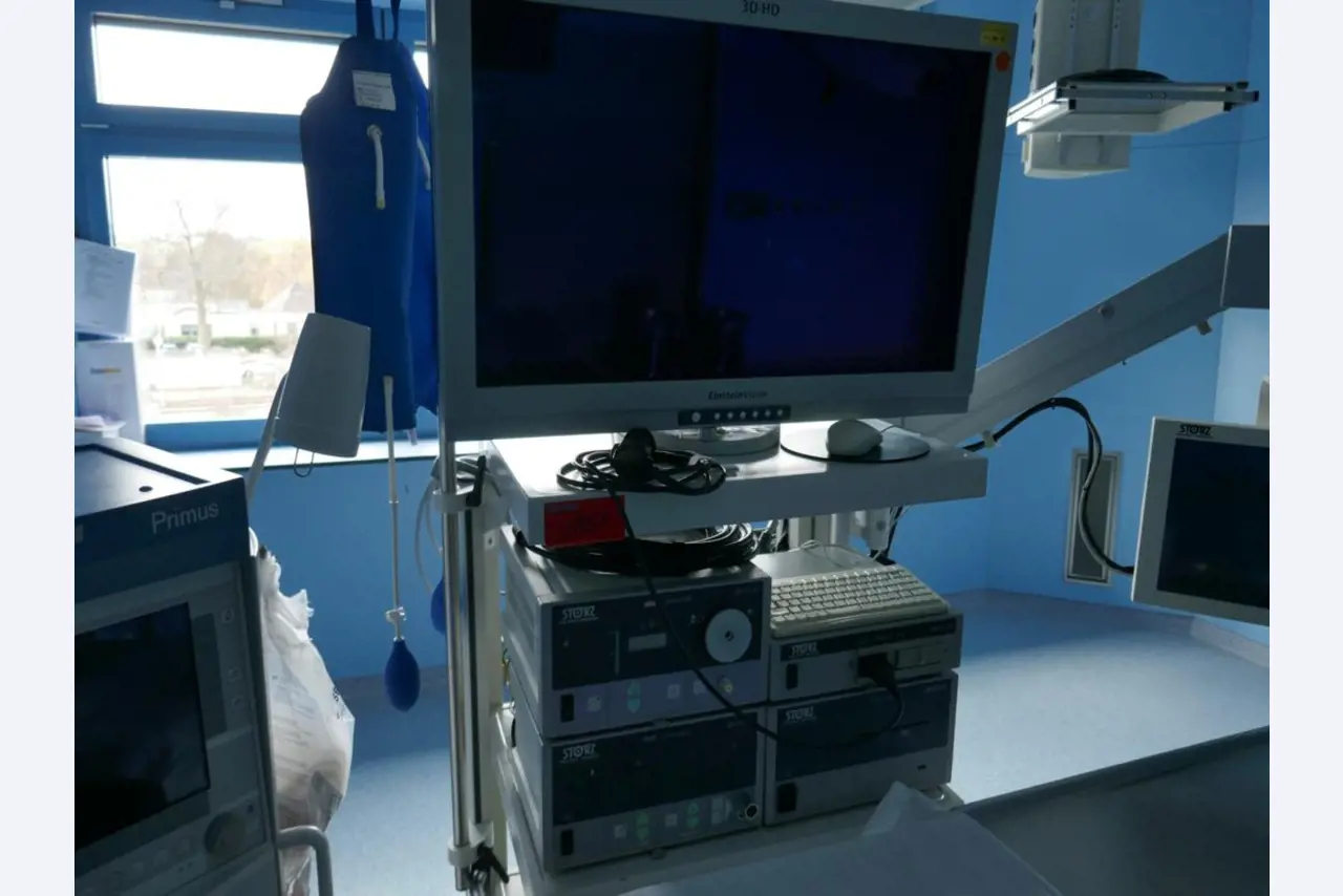 Medyczny sprzęt techniczny, wyposażenie sal operacyjnych, sterylne tace oraz sprzęt i meble szpitalne-1