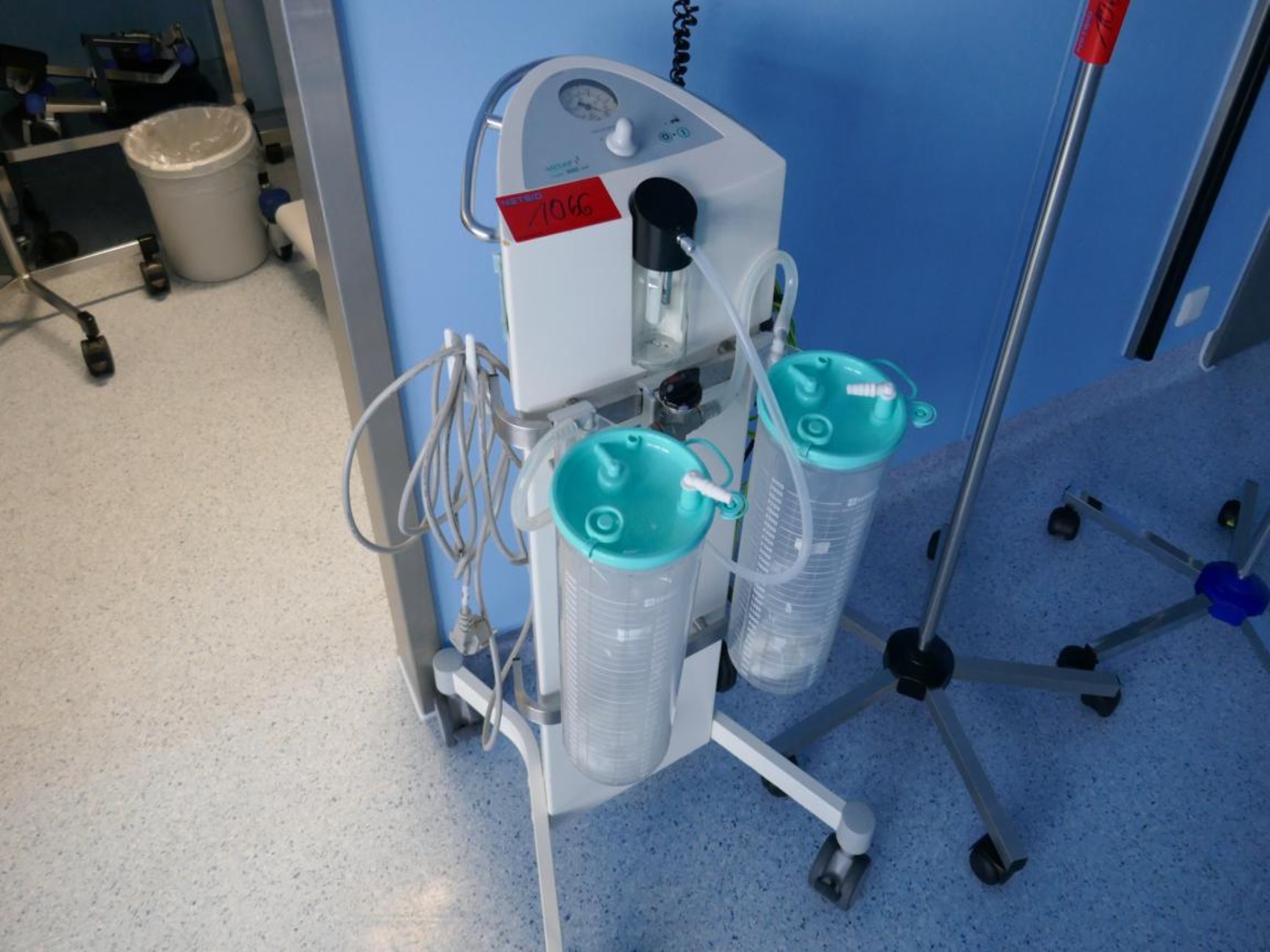 Medyczny sprzęt techniczny, wyposażenie sal operacyjnych, sterylne tace oraz sprzęt i meble szpitalne-1