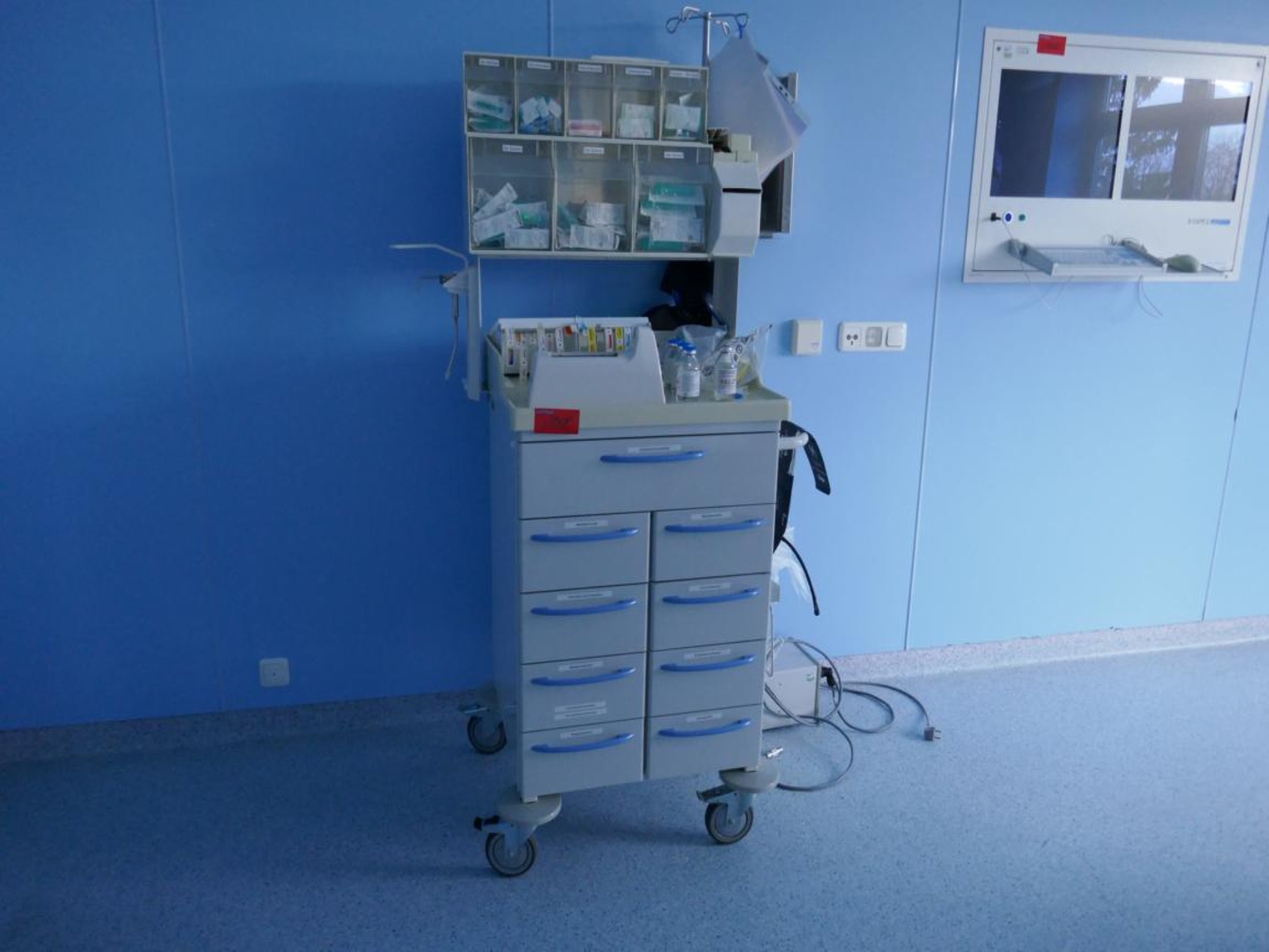 Medyczny sprzęt techniczny, wyposażenie sal operacyjnych, sterylne tace oraz sprzęt i meble szpitalne-1