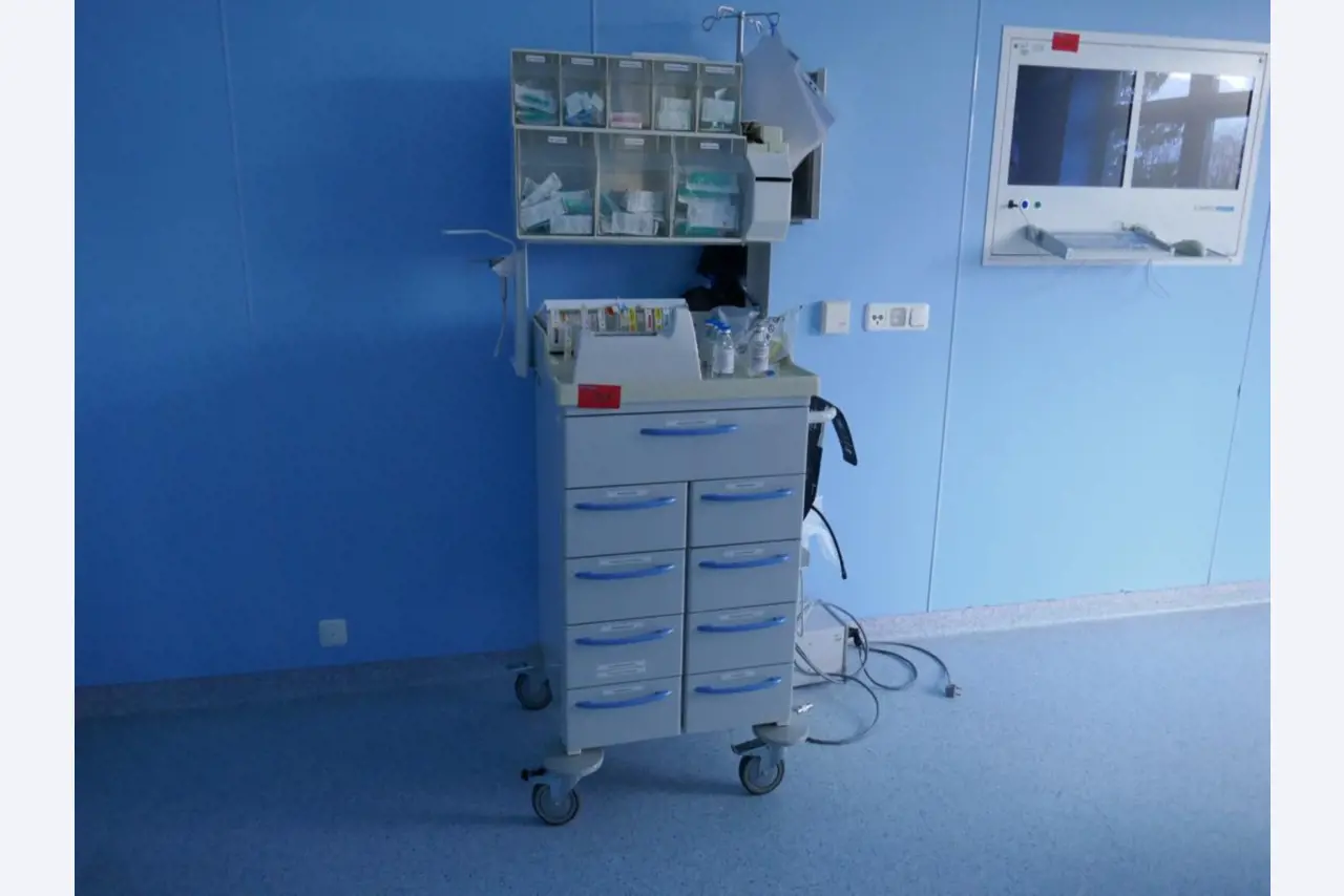 Medyczny sprzęt techniczny, wyposażenie sal operacyjnych, sterylne tace oraz sprzęt i meble szpitalne-1