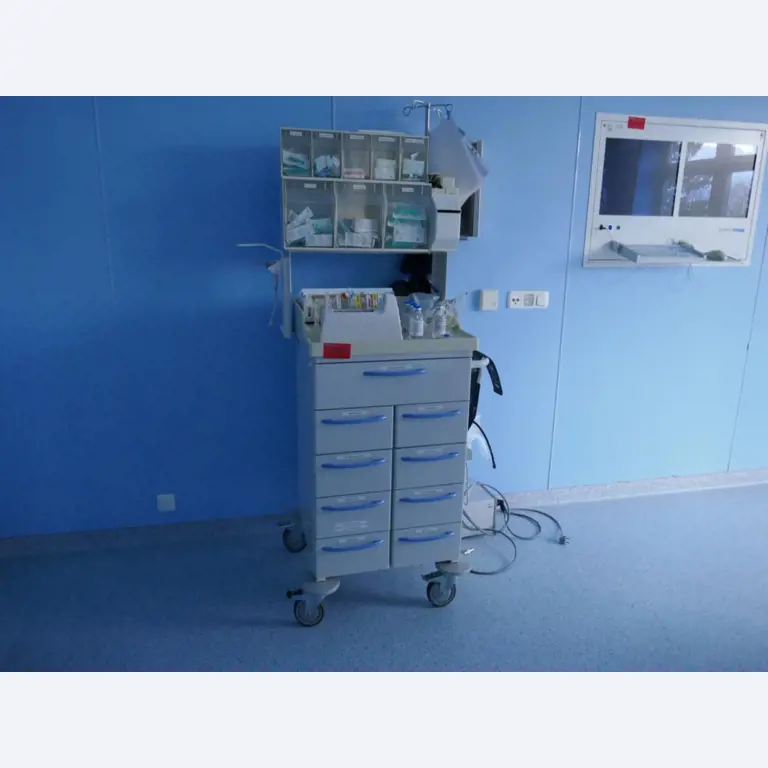 Medyczny sprzęt techniczny, wyposażenie sal operacyjnych, sterylne tace oraz sprzęt i meble szpitalne-1