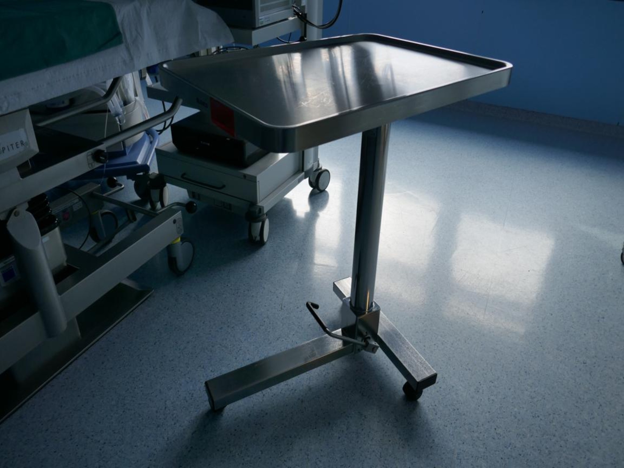 Medyczny sprzęt techniczny, wyposażenie sal operacyjnych, sterylne tace oraz sprzęt i meble szpitalne-1