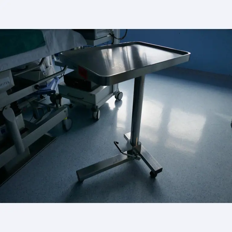 Medyczny sprzęt techniczny, wyposażenie sal operacyjnych, sterylne tace oraz sprzęt i meble szpitalne-1