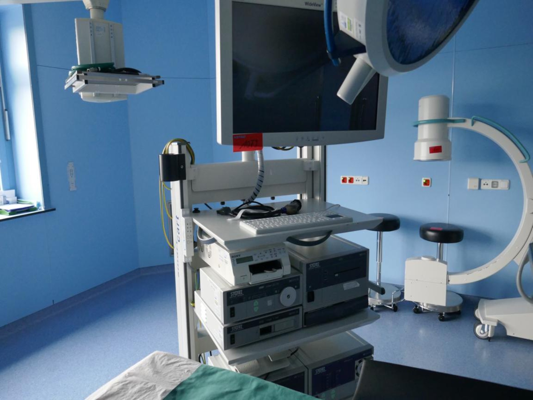 Medyczny sprzęt techniczny, wyposażenie sal operacyjnych, sterylne tace oraz sprzęt i meble szpitalne-1