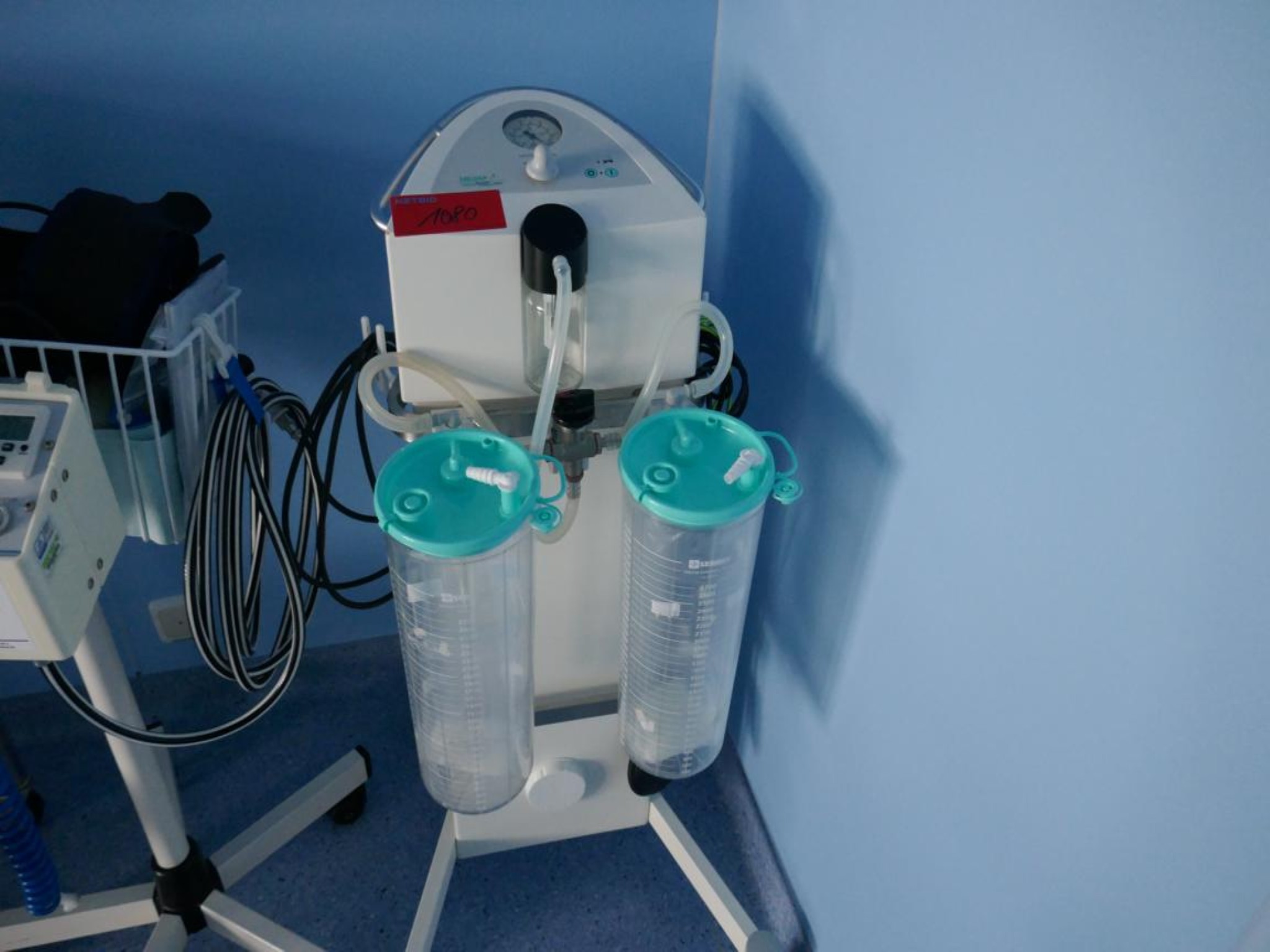 Medyczny sprzęt techniczny, wyposażenie sal operacyjnych, sterylne tace oraz sprzęt i meble szpitalne-1