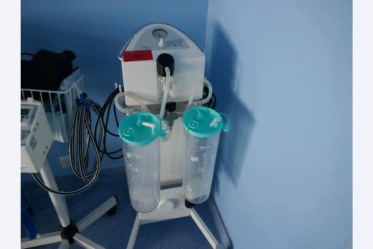 Medyczny sprzęt techniczny, wyposażenie sal operacyjnych, sterylne tace oraz sprzęt i meble szpitalne-1