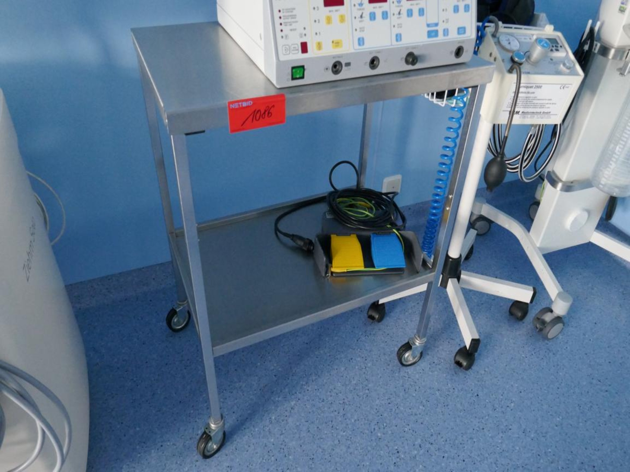 Medyczny sprzęt techniczny, wyposażenie sal operacyjnych, sterylne tace oraz sprzęt i meble szpitalne-1