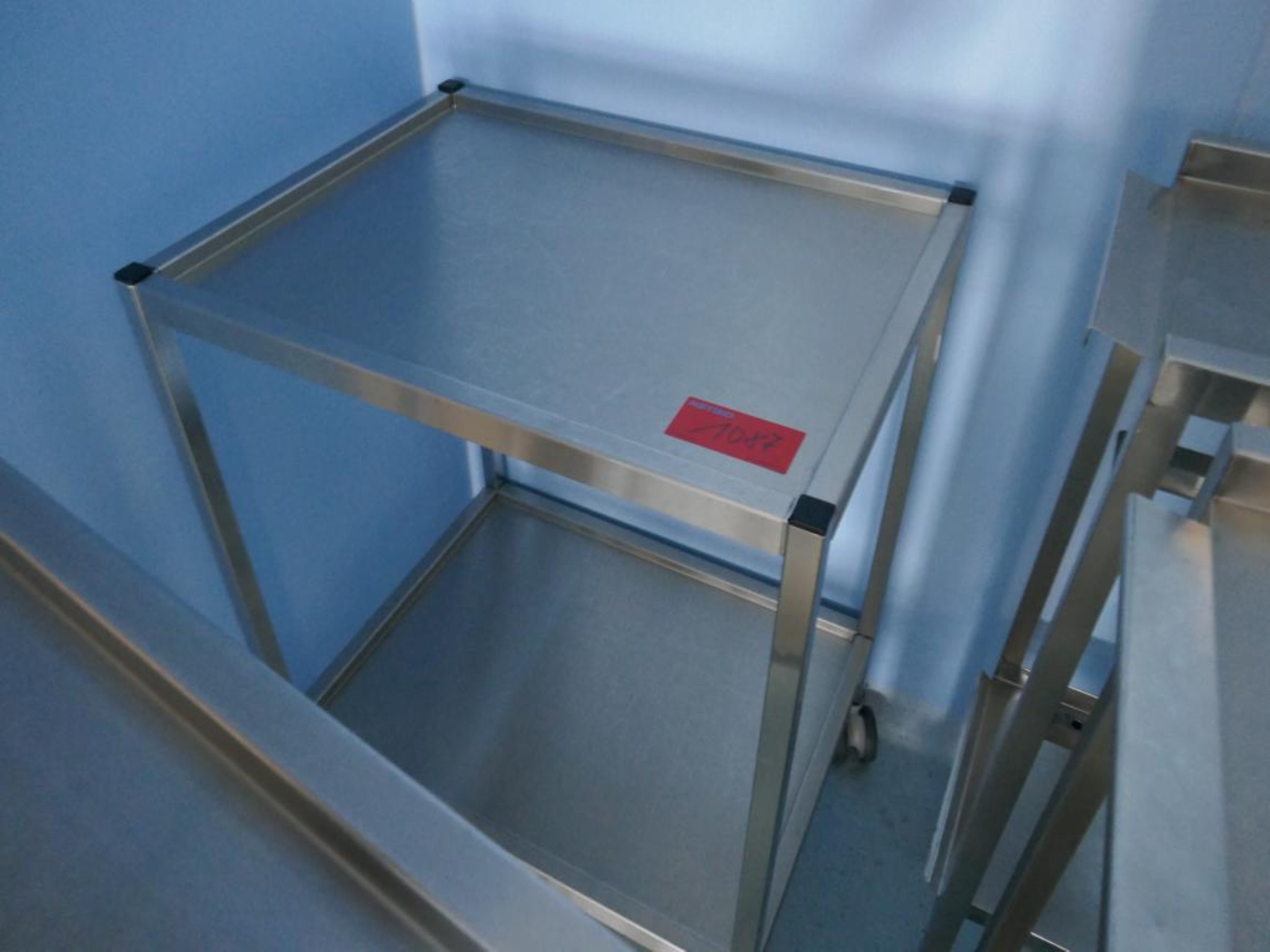 Medyczny sprzęt techniczny, wyposażenie sal operacyjnych, sterylne tace oraz sprzęt i meble szpitalne-1