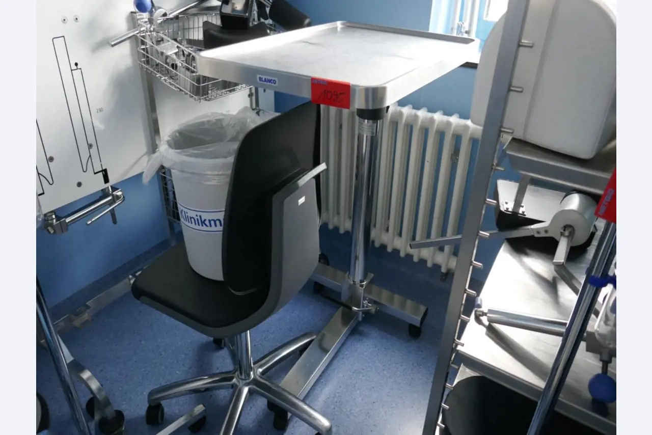 Medyczny sprzęt techniczny, wyposażenie sal operacyjnych, sterylne tace oraz sprzęt i meble szpitalne-1