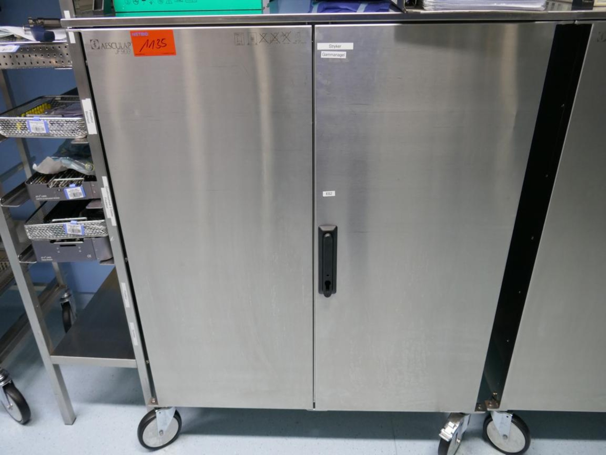 Medyczny sprzęt techniczny, wyposażenie sal operacyjnych, sterylne tace oraz sprzęt i meble szpitalne-1