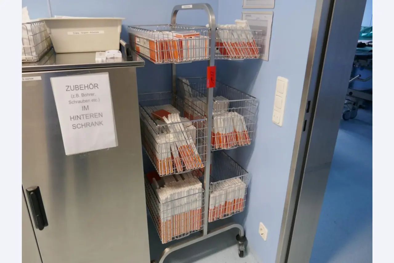 Zdravotnické technické vybavení, vybavení operačních sálů, sterilní zásobníky a nemocniční vybavení a nábytek-1