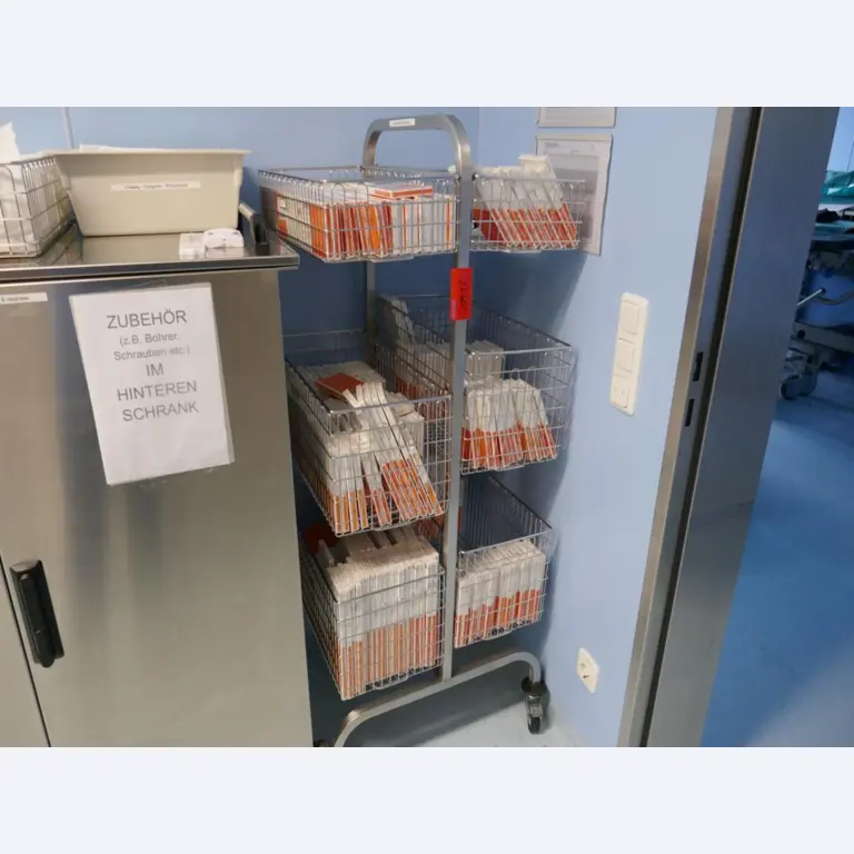 Zdravotnické technické vybavení, vybavení operačních sálů, sterilní zásobníky a nemocniční vybavení a nábytek-1