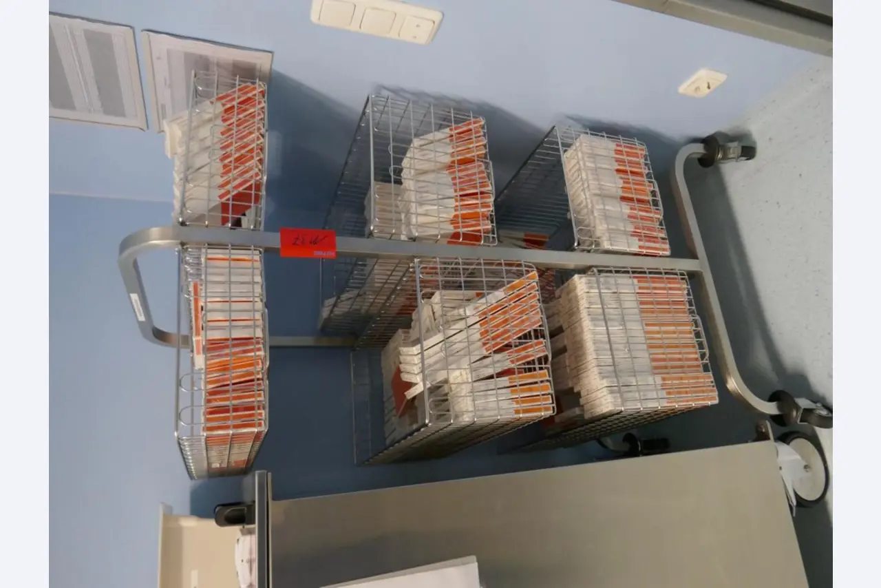 Zdravotnické technické vybavení, vybavení operačních sálů, sterilní zásobníky a nemocniční vybavení a nábytek-2