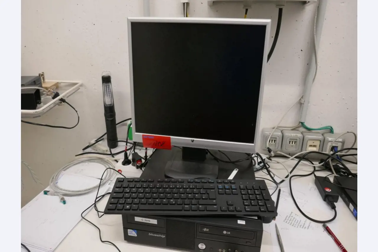 Medyczny sprzęt techniczny, wyposażenie sal operacyjnych, sterylne tace oraz sprzęt i meble szpitalne-1