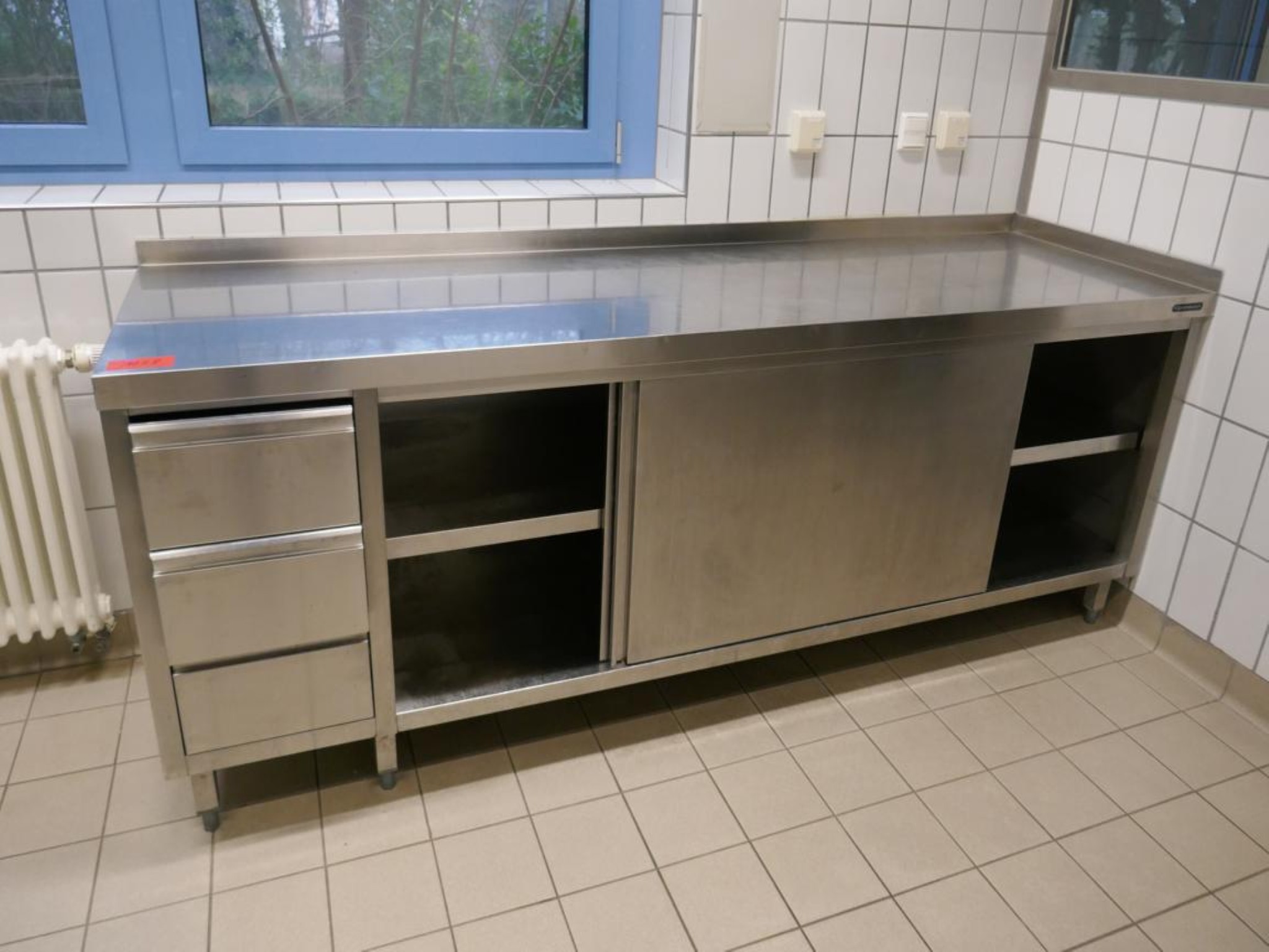 Medyczny sprzęt techniczny, wyposażenie sal operacyjnych, sterylne tace oraz sprzęt i meble szpitalne-1