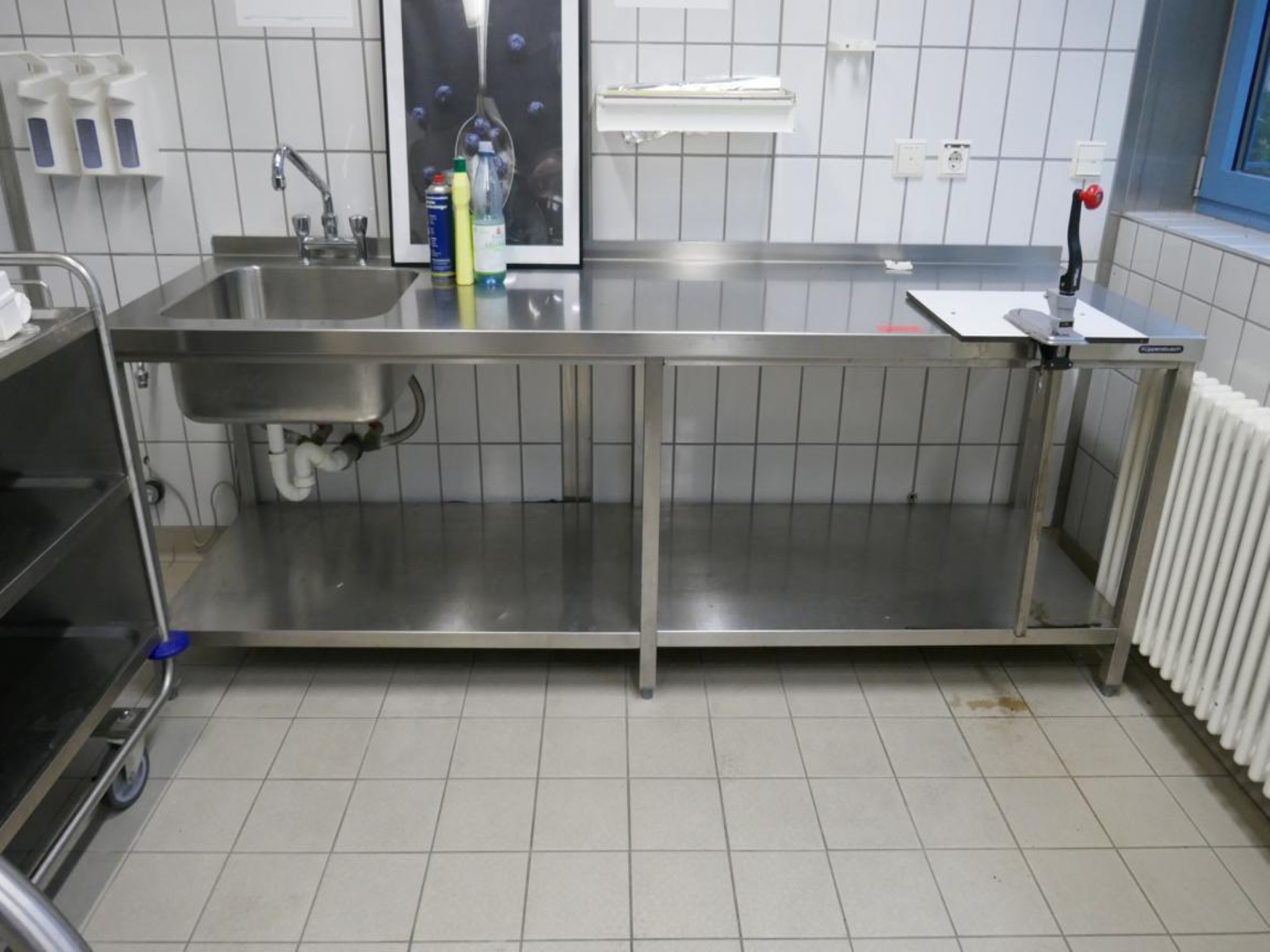 Medyczny sprzęt techniczny, wyposażenie sal operacyjnych, sterylne tace oraz sprzęt i meble szpitalne-1