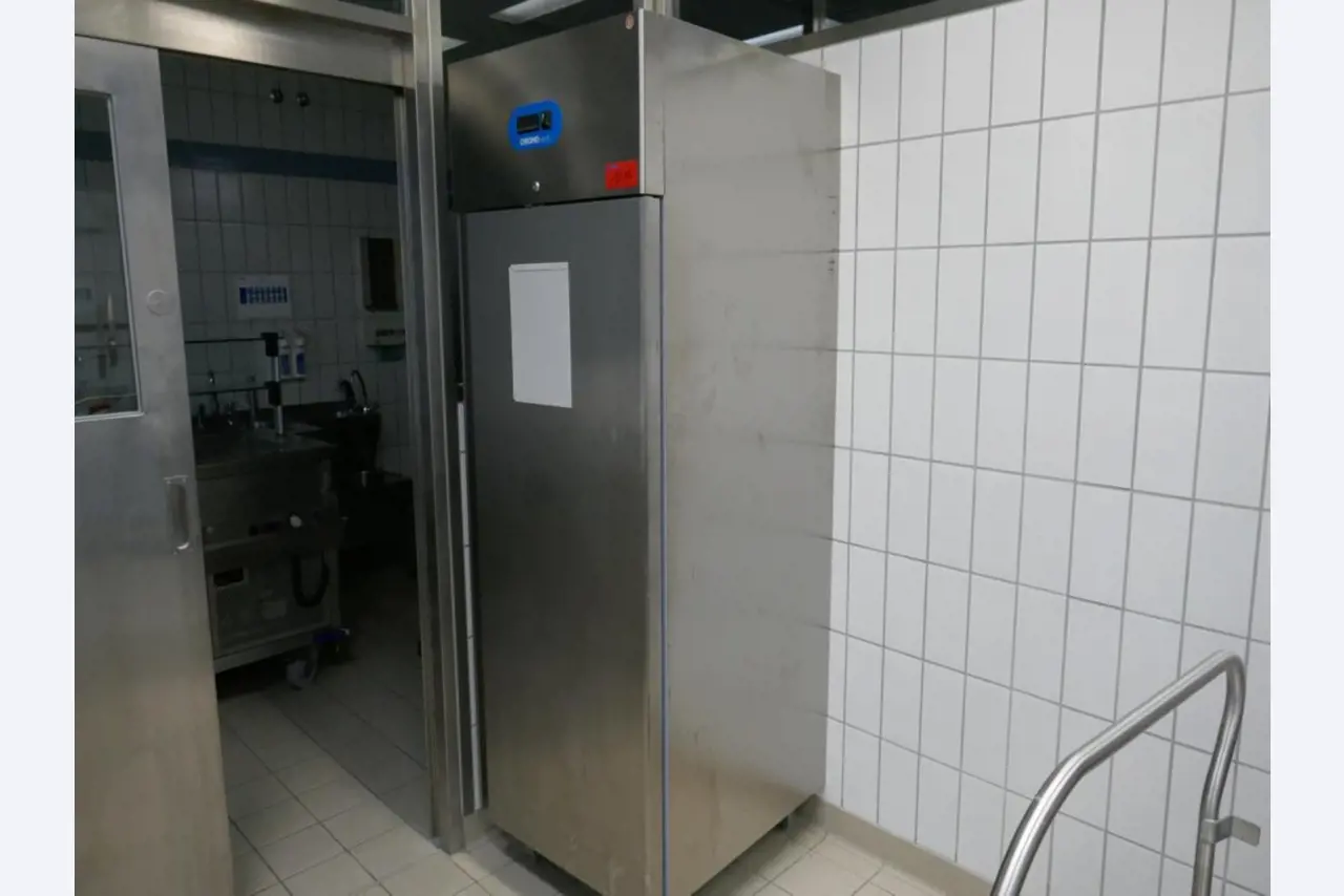 Medyczny sprzęt techniczny, wyposażenie sal operacyjnych, sterylne tace oraz sprzęt i meble szpitalne-1