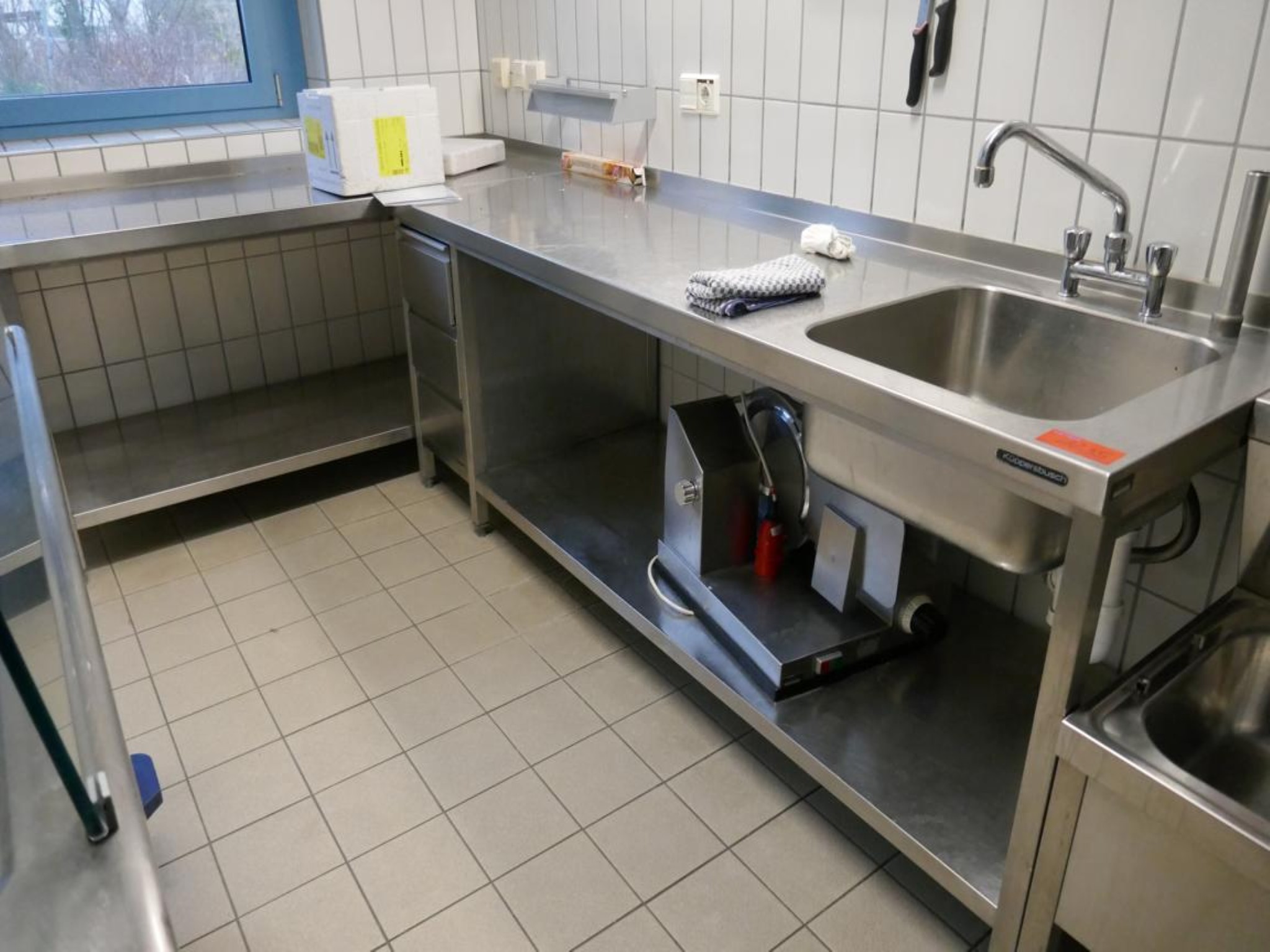 Medyczny sprzęt techniczny, wyposażenie sal operacyjnych, sterylne tace oraz sprzęt i meble szpitalne-1