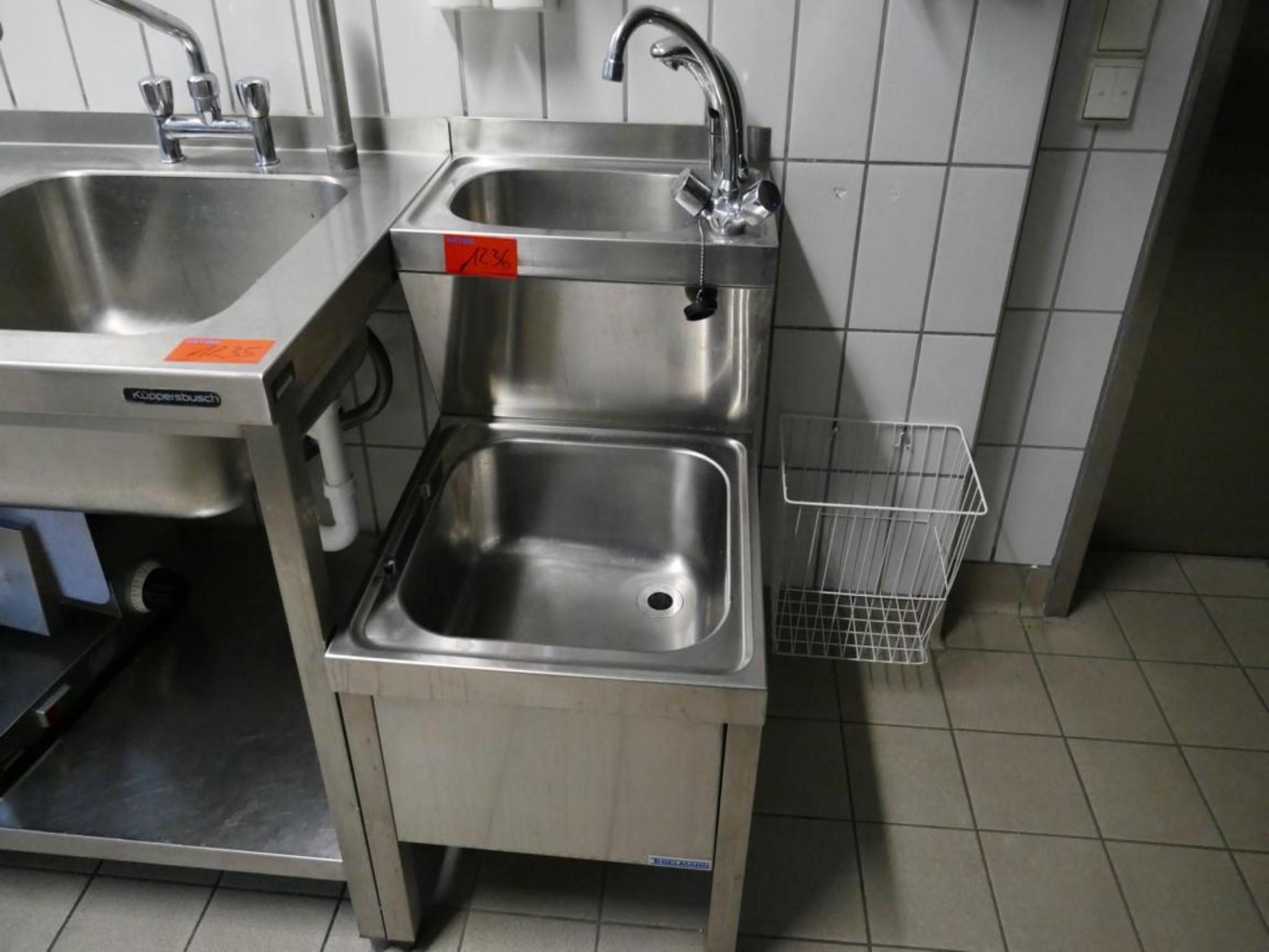 Medyczny sprzęt techniczny, wyposażenie sal operacyjnych, sterylne tace oraz sprzęt i meble szpitalne-1