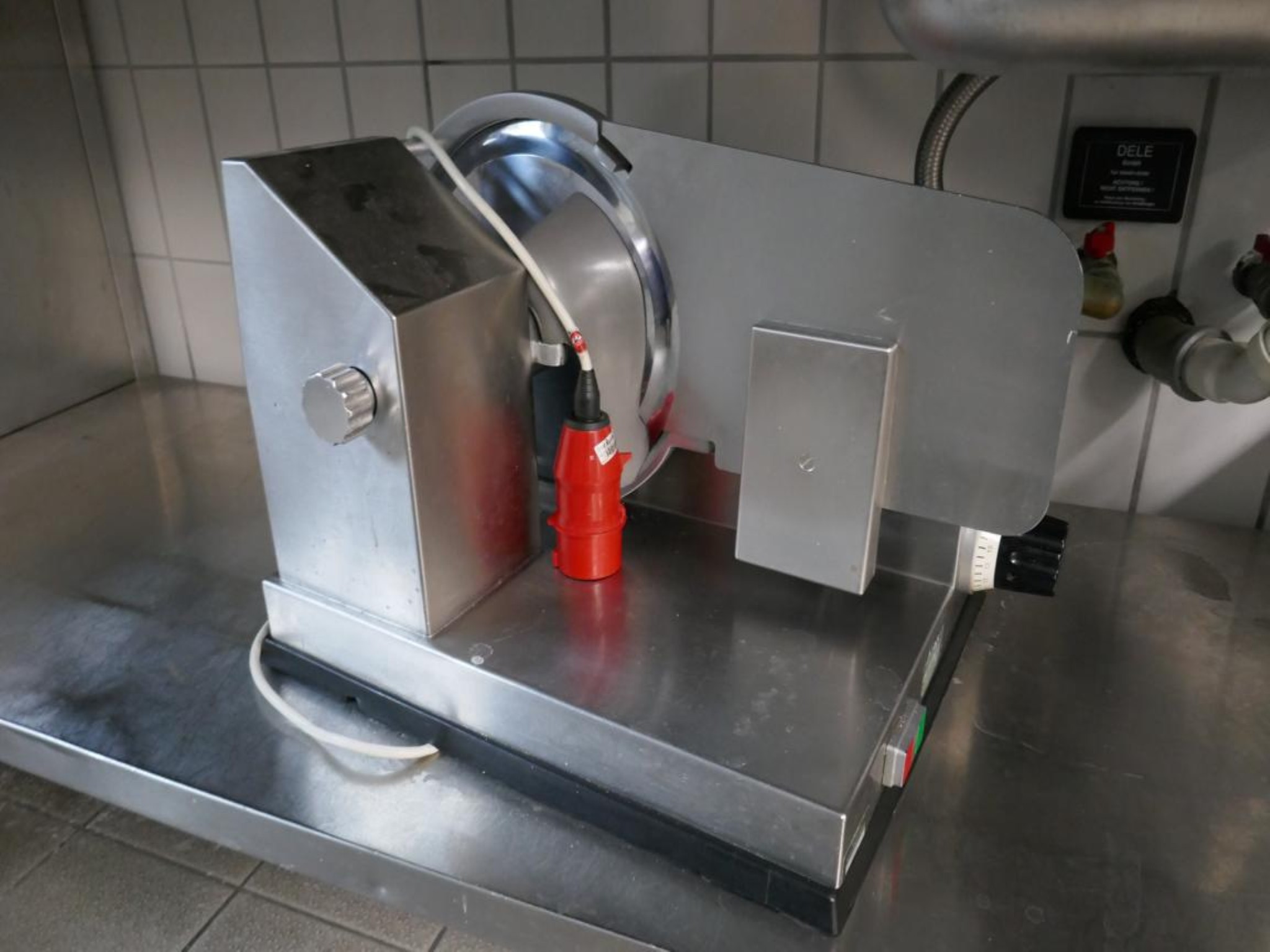 Medyczny sprzęt techniczny, wyposażenie sal operacyjnych, sterylne tace oraz sprzęt i meble szpitalne-1