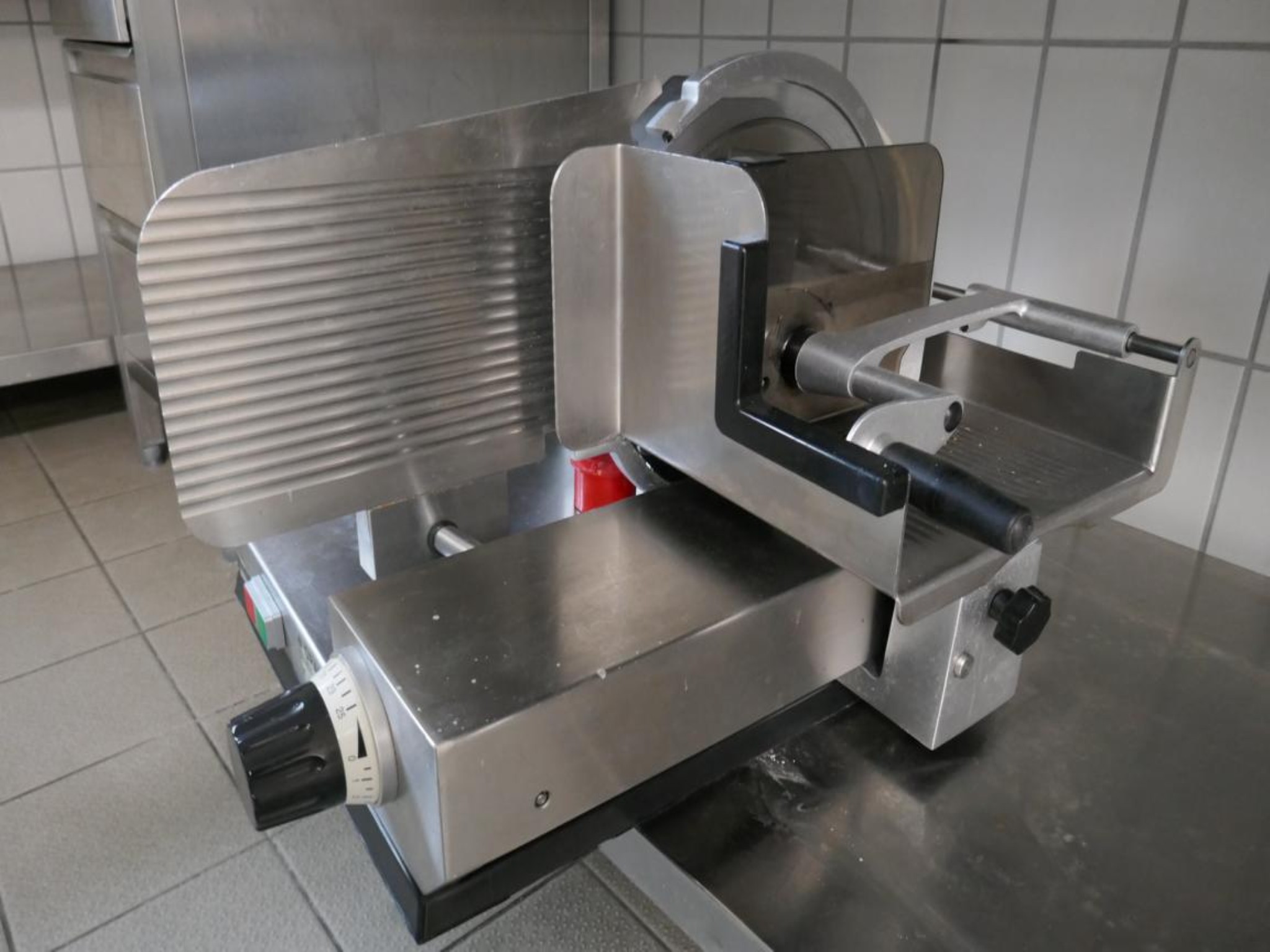 Medyczny sprzęt techniczny, wyposażenie sal operacyjnych, sterylne tace oraz sprzęt i meble szpitalne-2