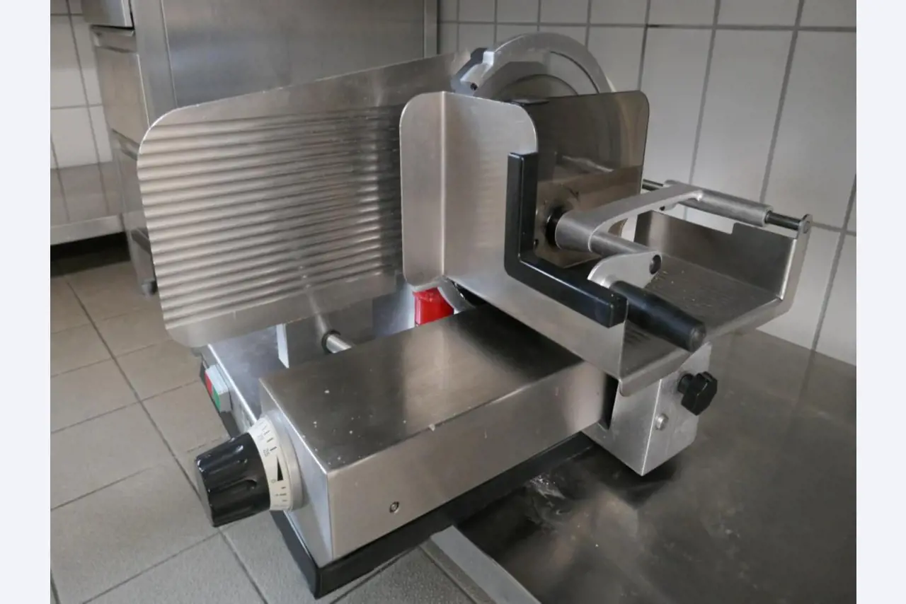 Medyczny sprzęt techniczny, wyposażenie sal operacyjnych, sterylne tace oraz sprzęt i meble szpitalne-2