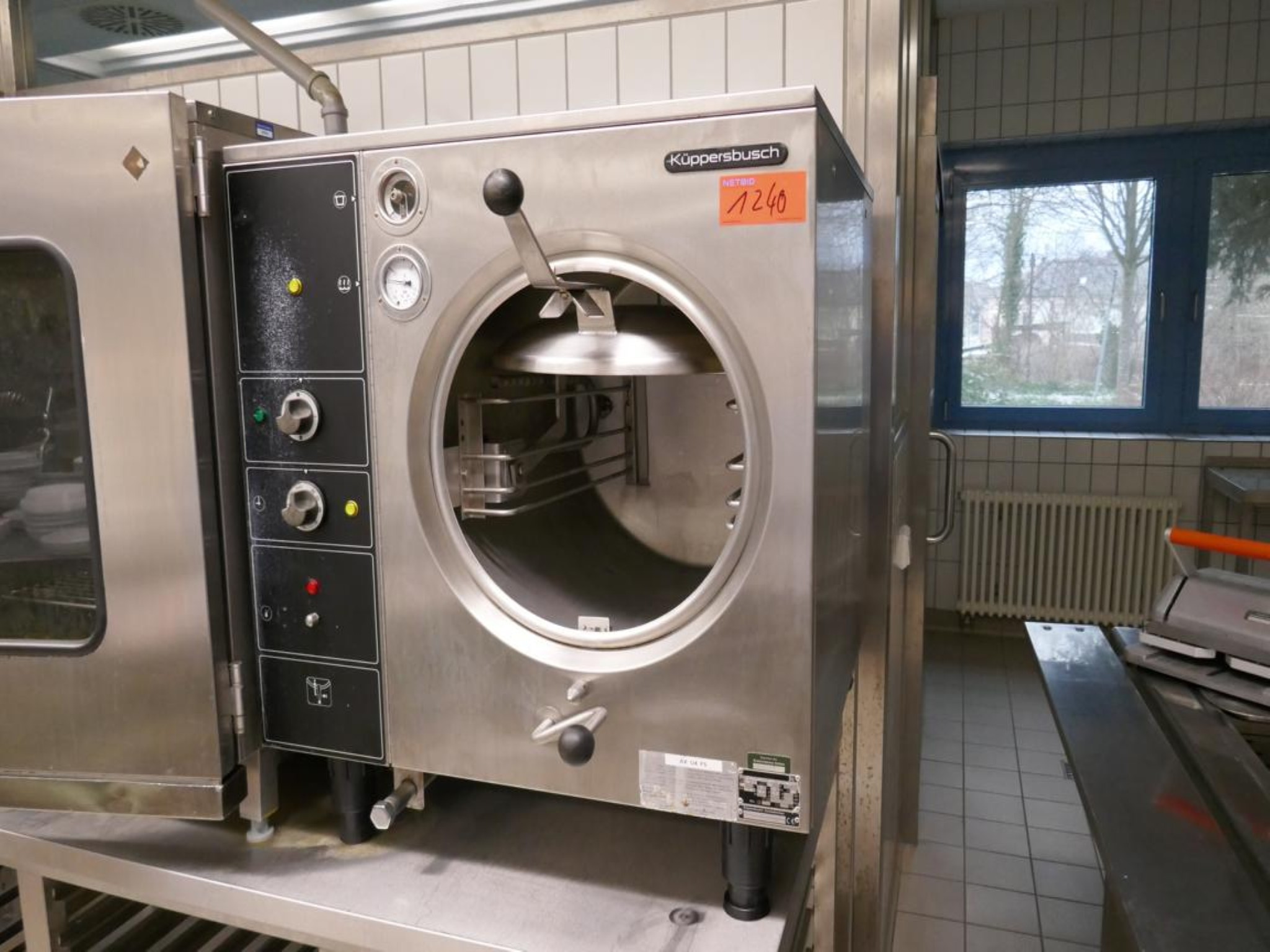 Medyczny sprzęt techniczny, wyposażenie sal operacyjnych, sterylne tace oraz sprzęt i meble szpitalne-1