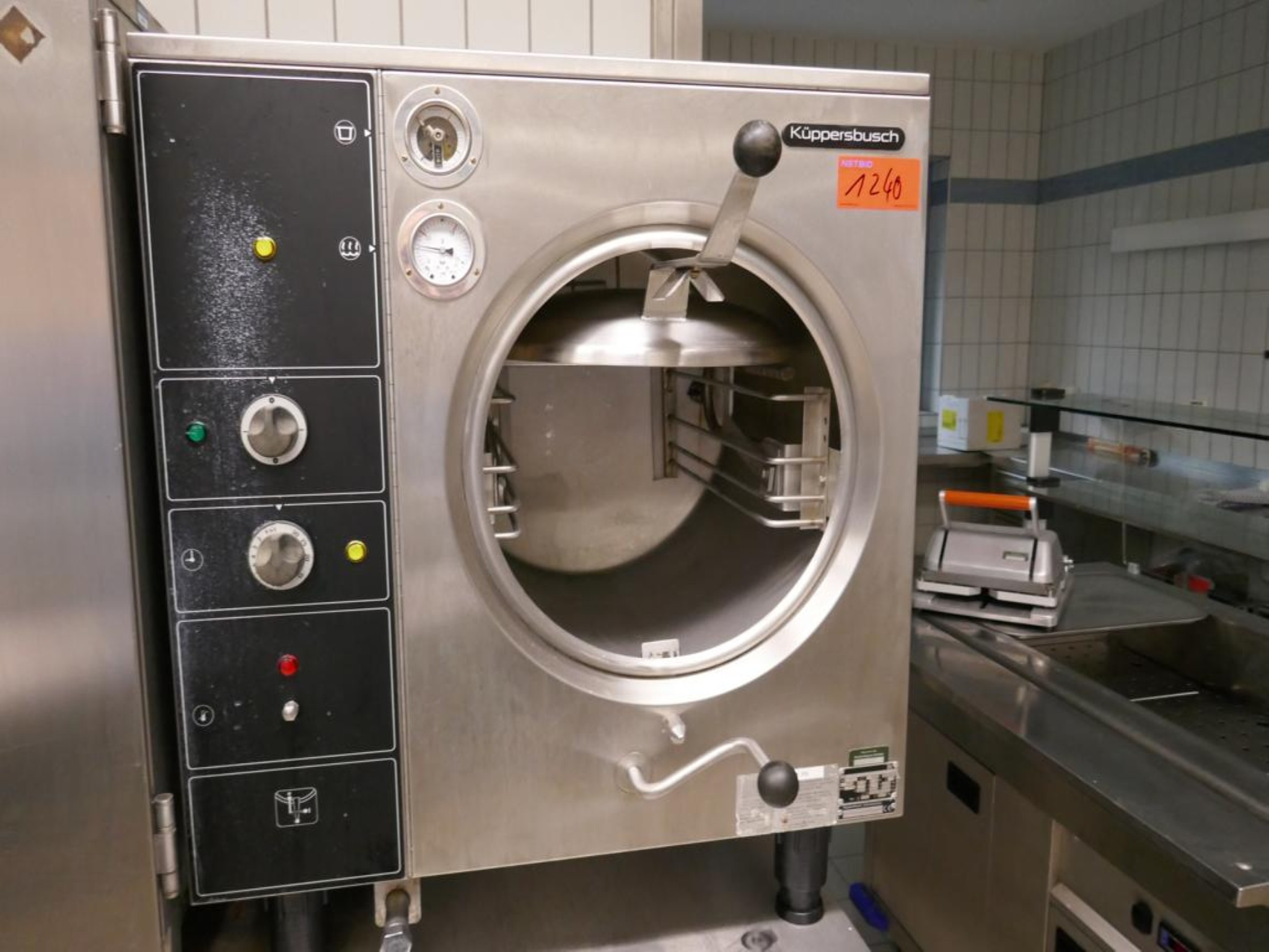 Medyczny sprzęt techniczny, wyposażenie sal operacyjnych, sterylne tace oraz sprzęt i meble szpitalne-5