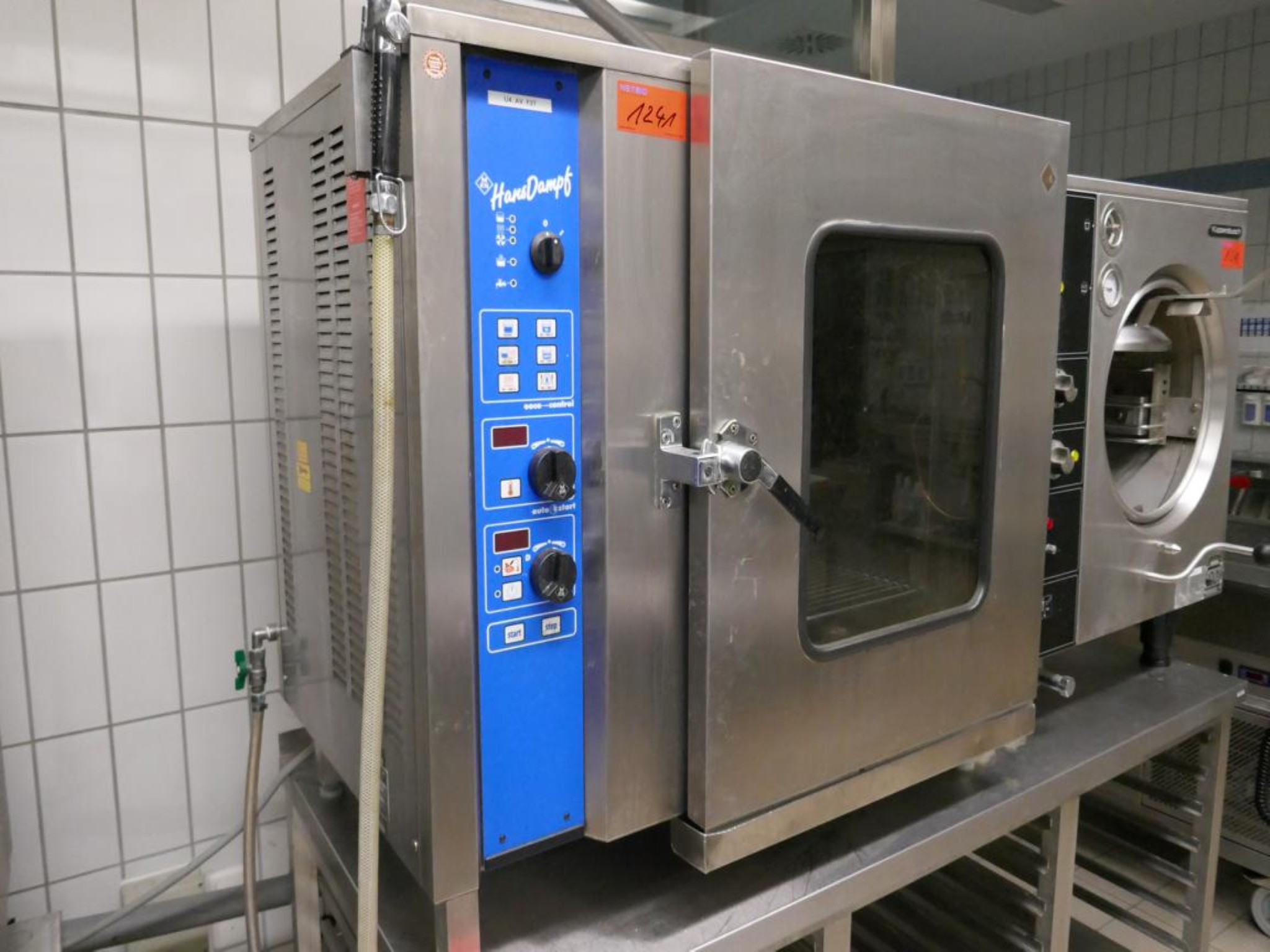 Medyczny sprzęt techniczny, wyposażenie sal operacyjnych, sterylne tace oraz sprzęt i meble szpitalne-2