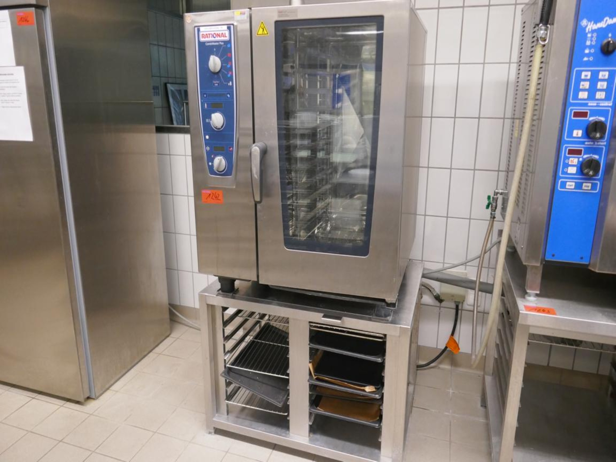 Medyczny sprzęt techniczny, wyposażenie sal operacyjnych, sterylne tace oraz sprzęt i meble szpitalne-1