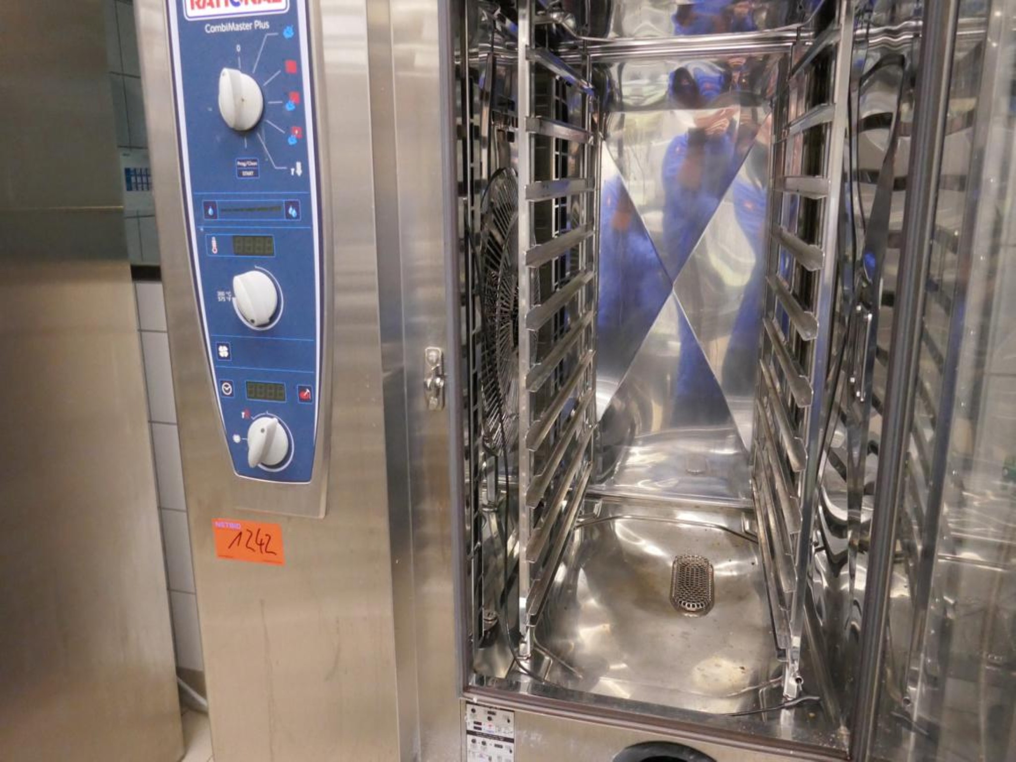 Medyczny sprzęt techniczny, wyposażenie sal operacyjnych, sterylne tace oraz sprzęt i meble szpitalne-2