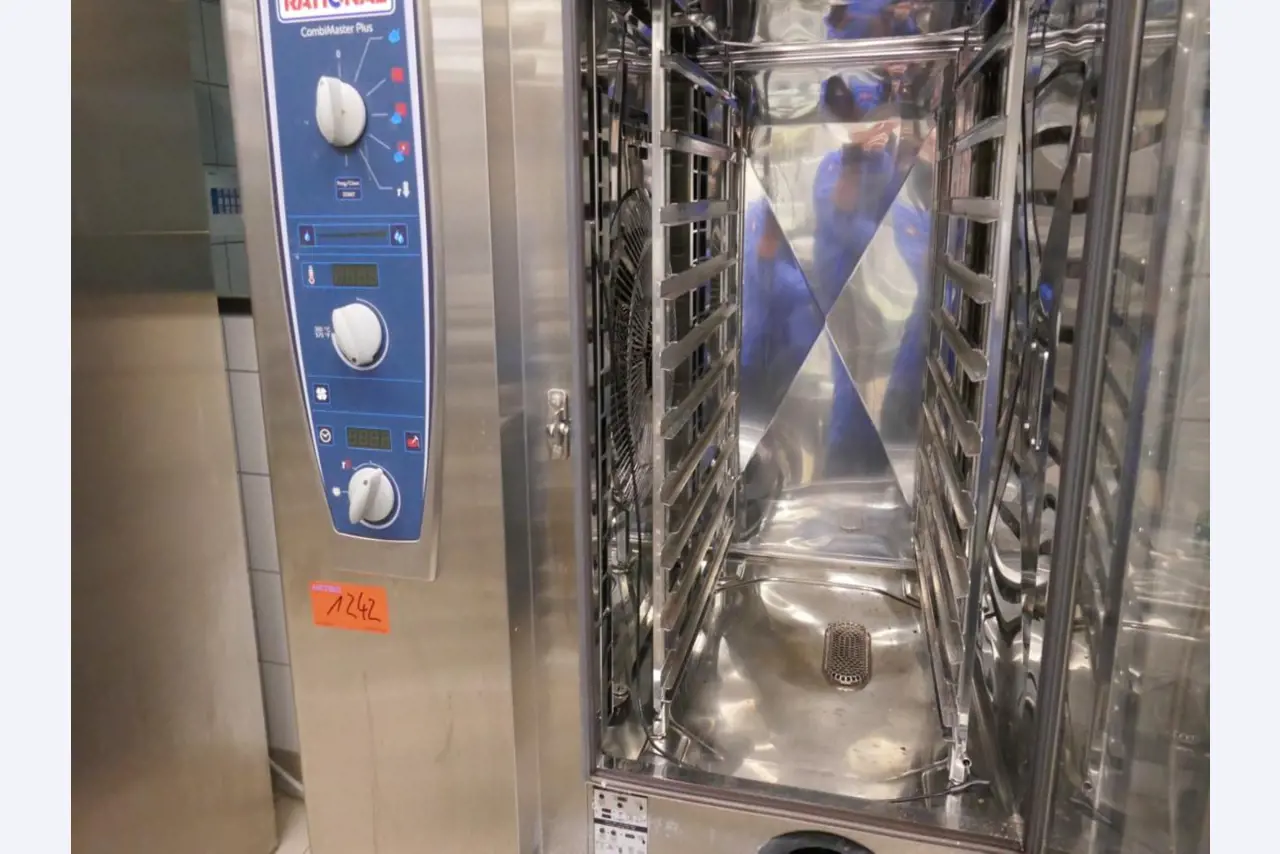 Medyczny sprzęt techniczny, wyposażenie sal operacyjnych, sterylne tace oraz sprzęt i meble szpitalne-2