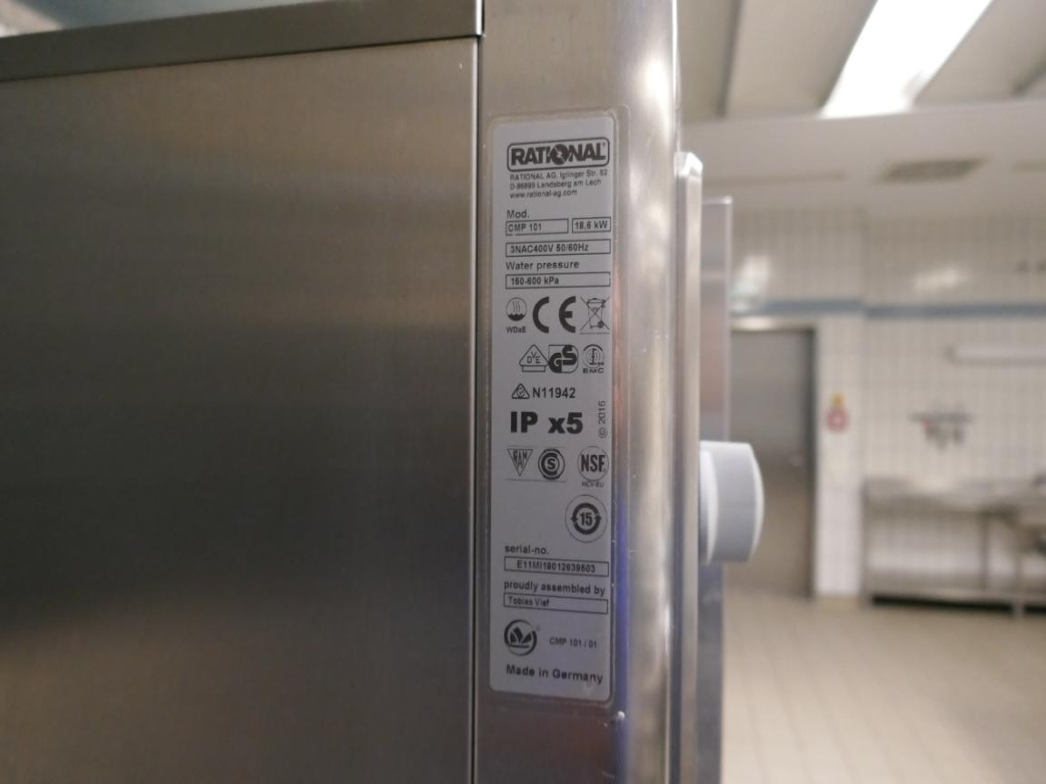 Medyczny sprzęt techniczny, wyposażenie sal operacyjnych, sterylne tace oraz sprzęt i meble szpitalne-3