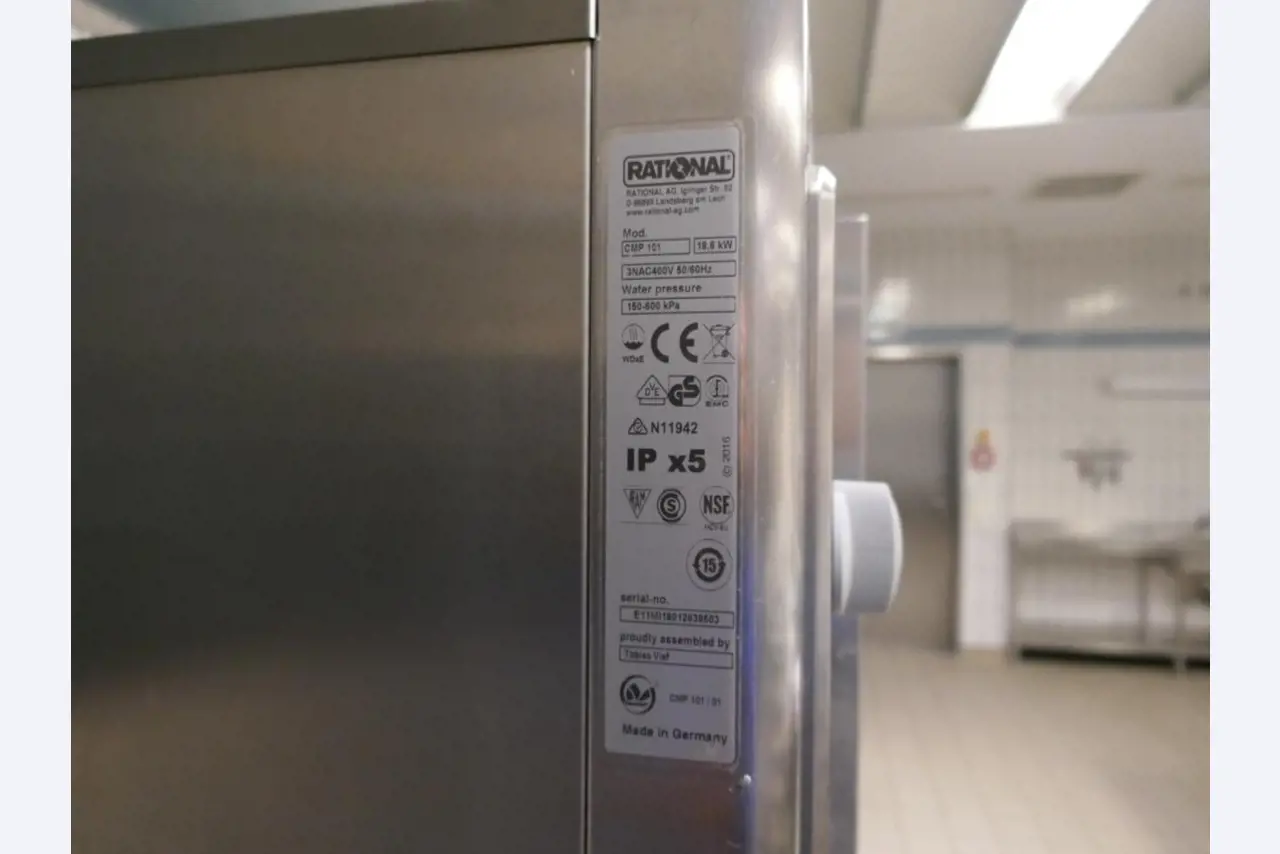 Medyczny sprzęt techniczny, wyposażenie sal operacyjnych, sterylne tace oraz sprzęt i meble szpitalne-3